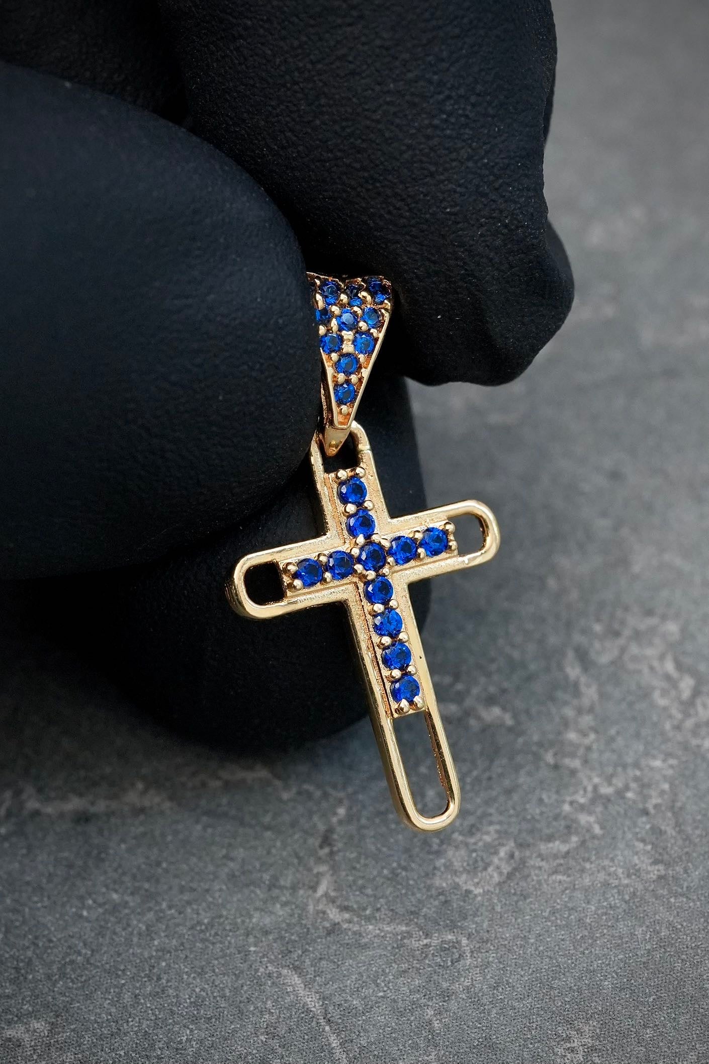 Dije cruz con swarovski azul 1.15gr / Largo 2.3cm / Oro Amarillo Nac M