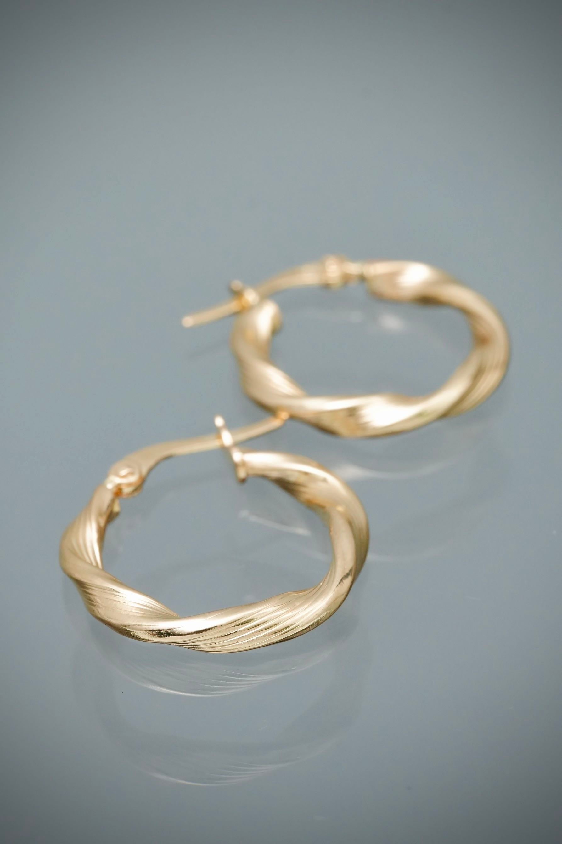 Candongas semi entorchadas con lineas 1.7gr / Largo 2.1cm — Oro Amarillo