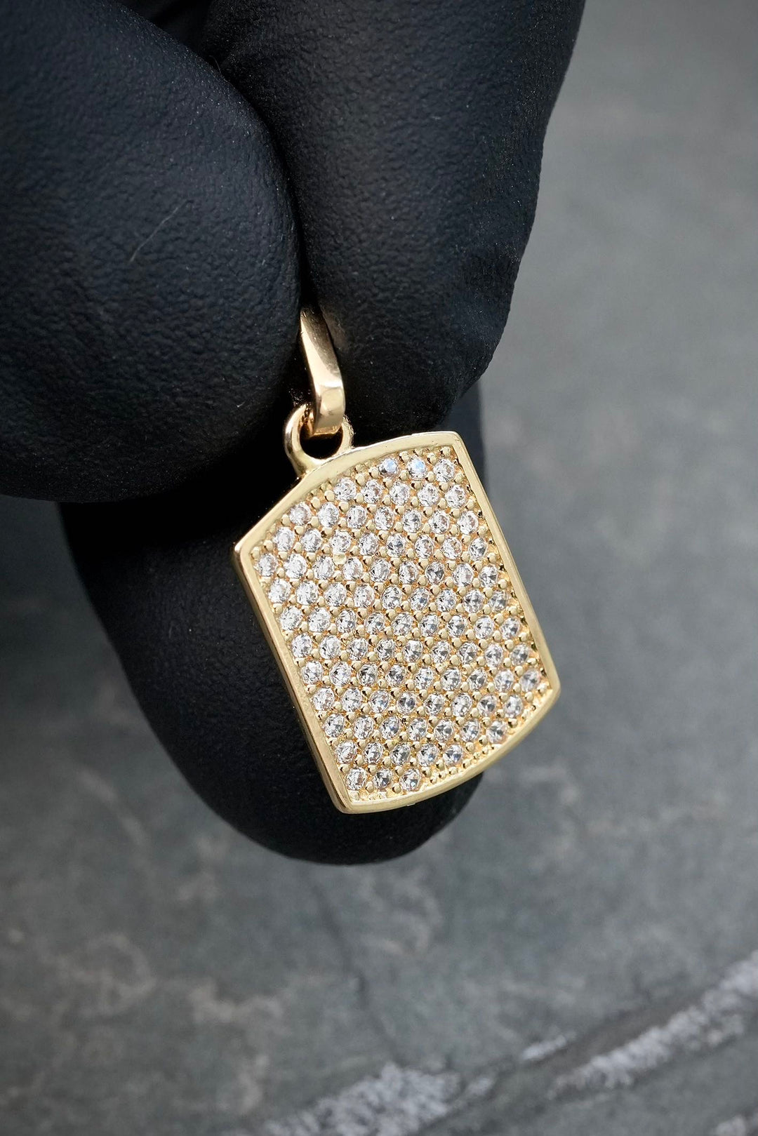 Dije placa con swarovski blanco 1.95gr / Largo 2.2cm — Oro Amarillo