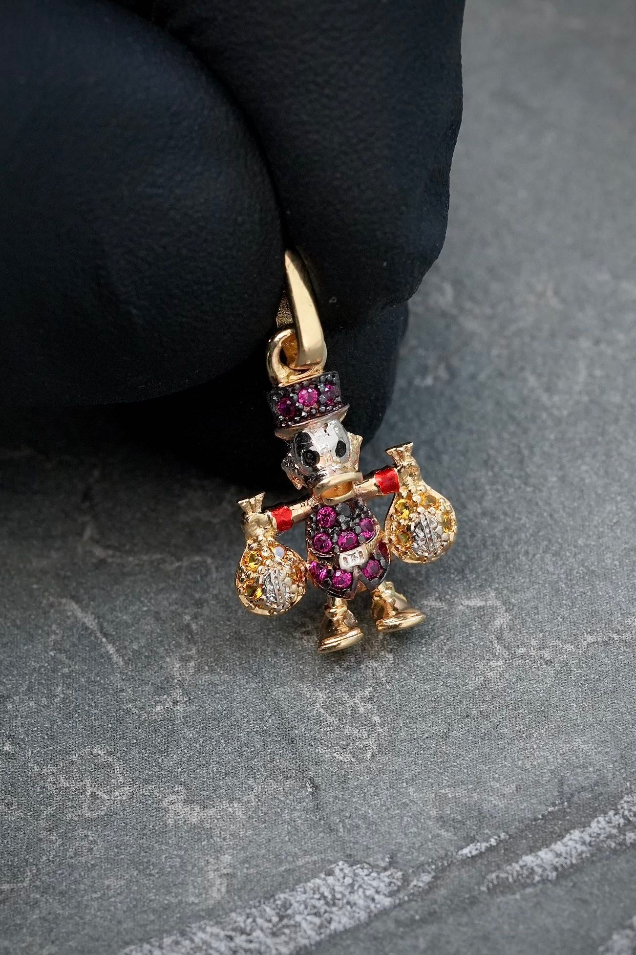 Dije tio rico con swarovski fucsia y amarillo 1.45gr / Largo 2.1cm — Oro Amarillo