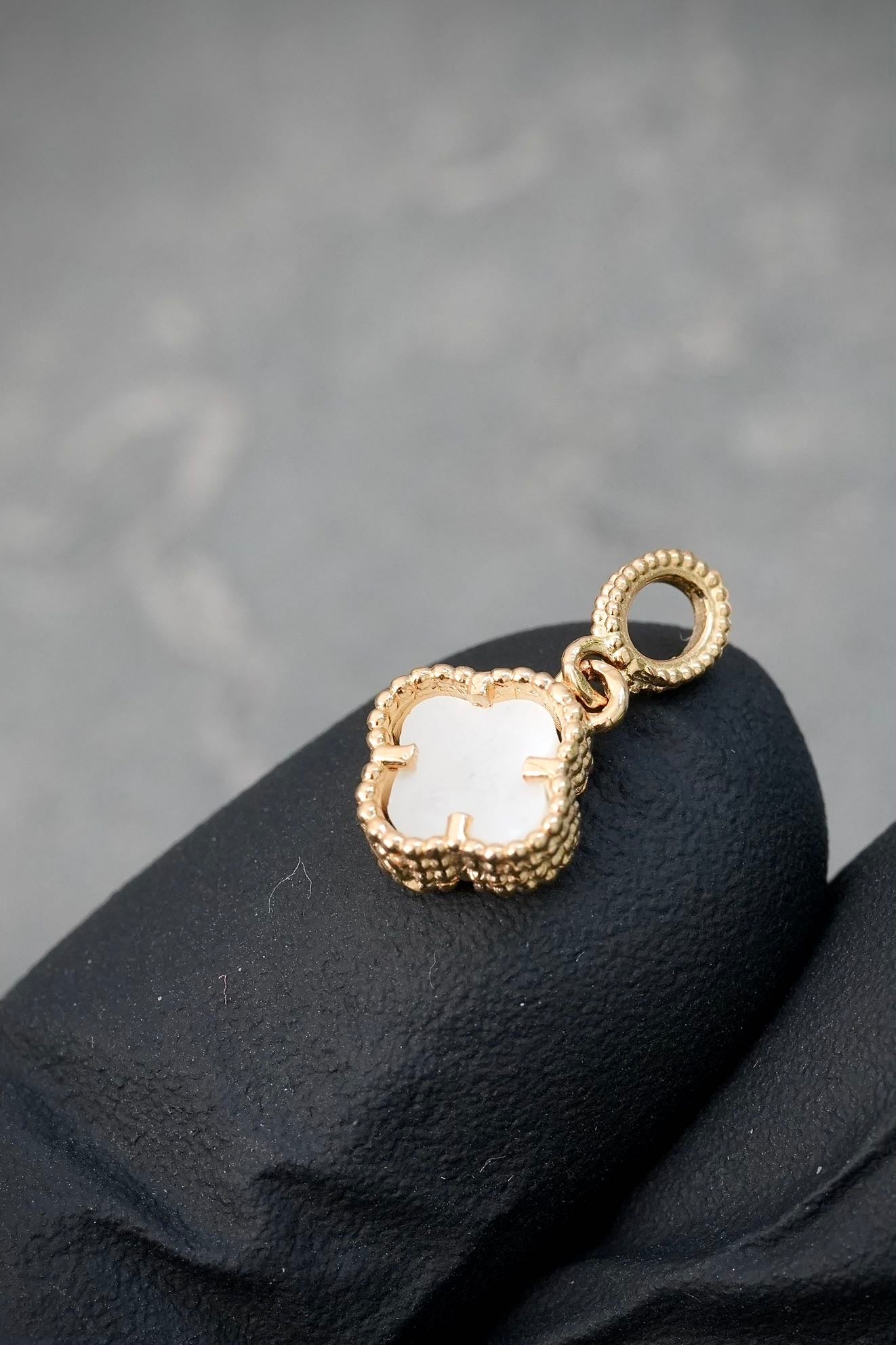 Dije lucky clover piedra blanca 0.8gr / Largo 1.5cm / Oro Amarillo Nac M