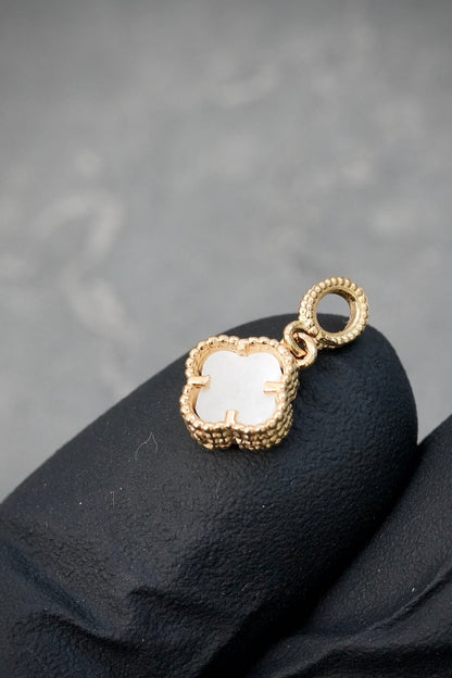 Dije lucky clover piedra blanca 0.8gr / Largo 1.5cm — Oro Amarillo