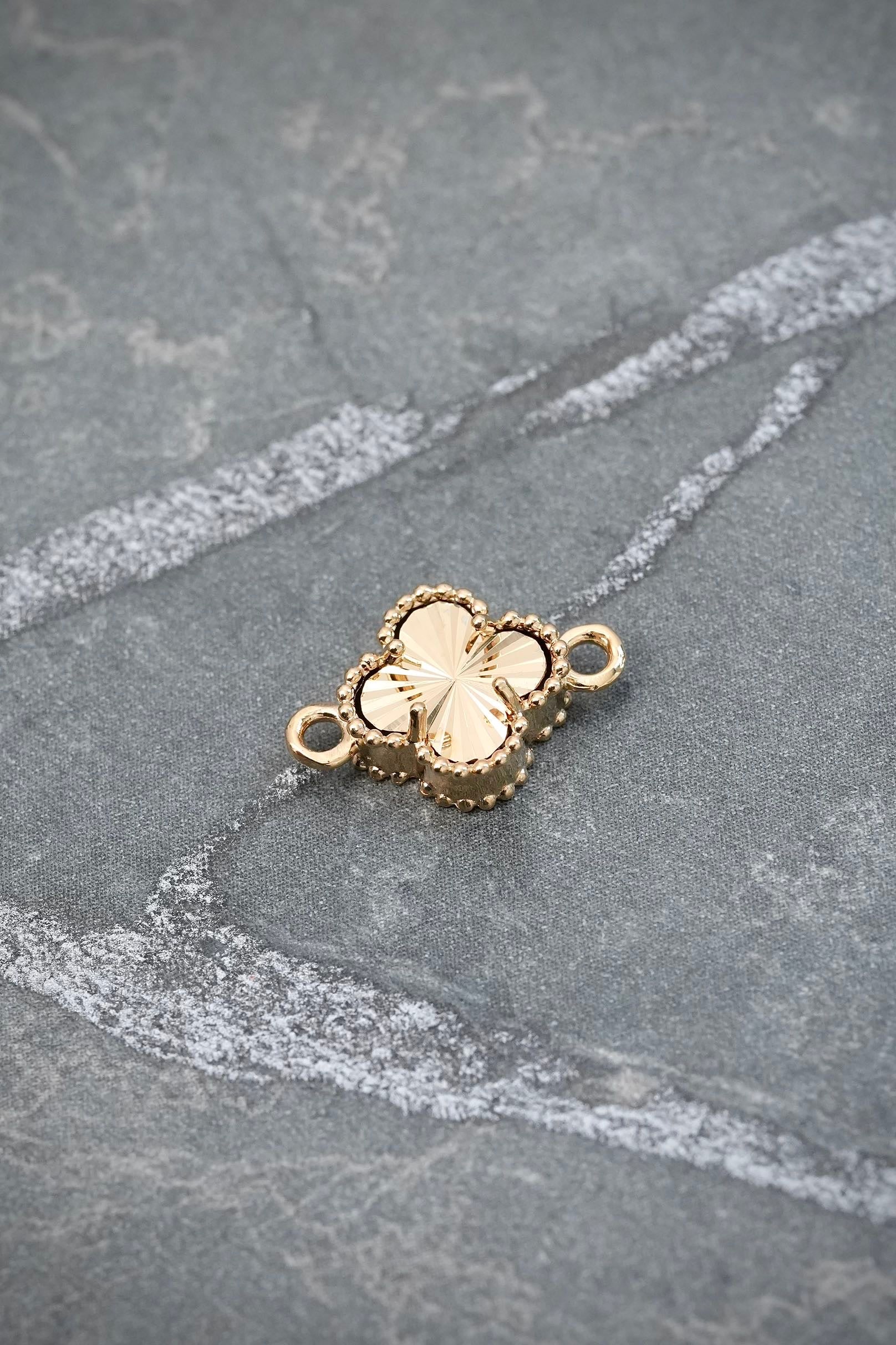 Herraje lucky clover diamantado 0.9gr / Largo 1.3cm / Oro Amarillo Nac B