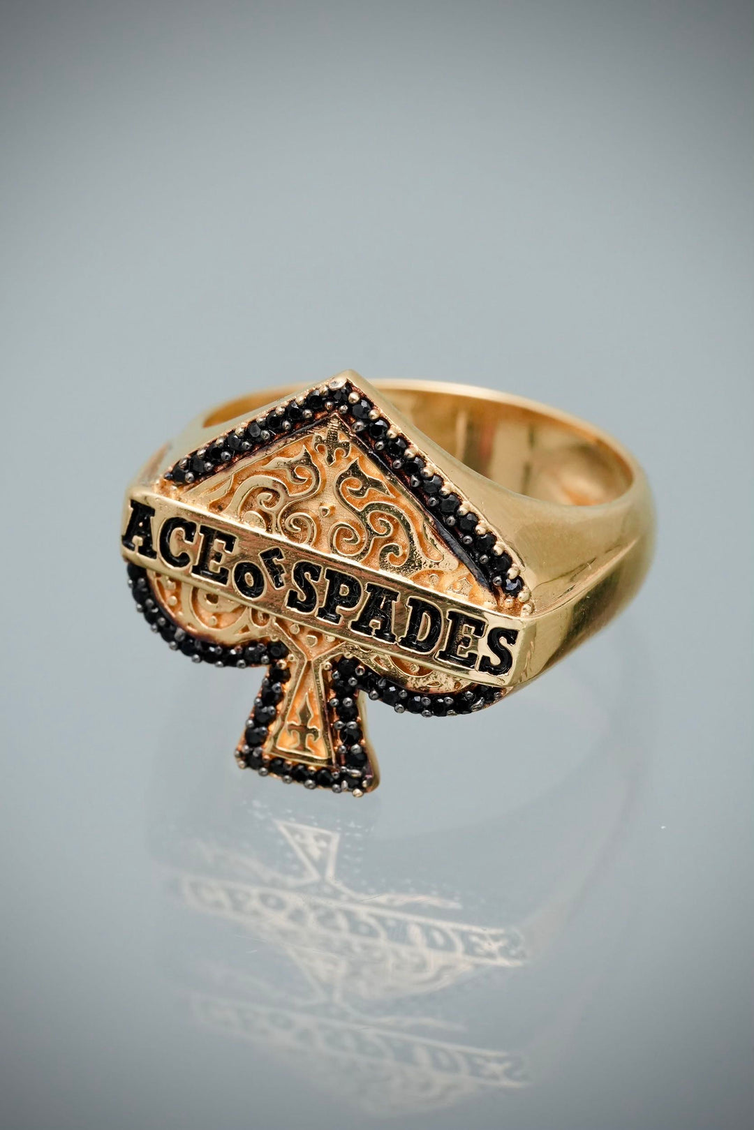 Anillo as de espadas con swarovski negro 8.45gr / Talla 10 1/4 — Oro Amarillo