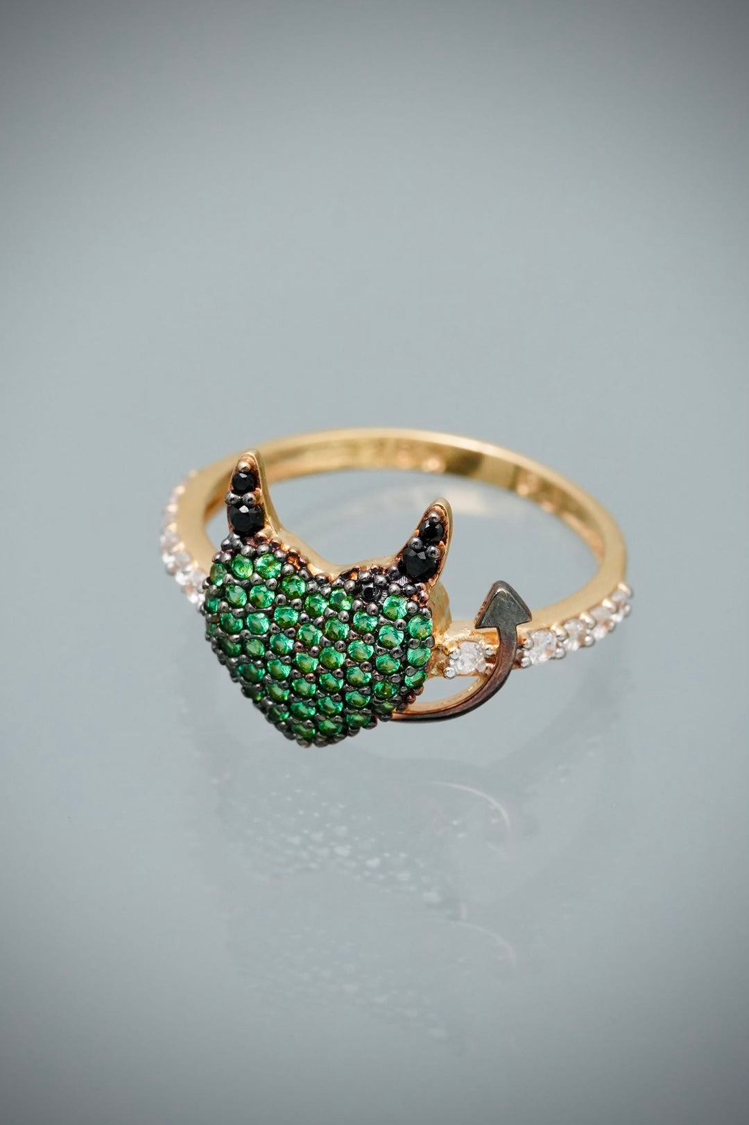 Anillo corazon con swarovski verde 2.5gr / Talla 6 1/2 — Oro Amarillo