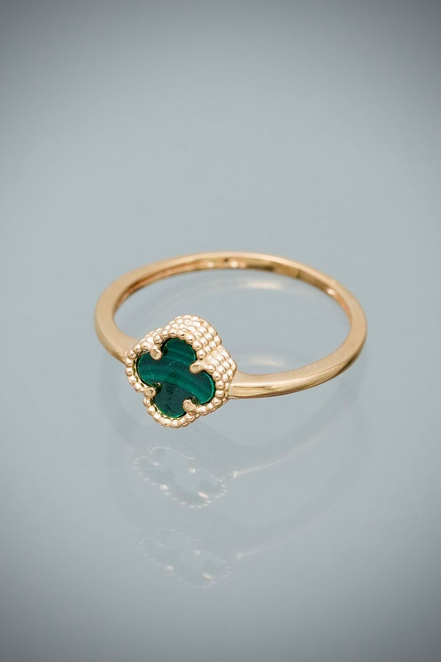 Anillo lucky clover piedra verde 1.75gr / TALLA 6 / Oro Amarillo Nac M