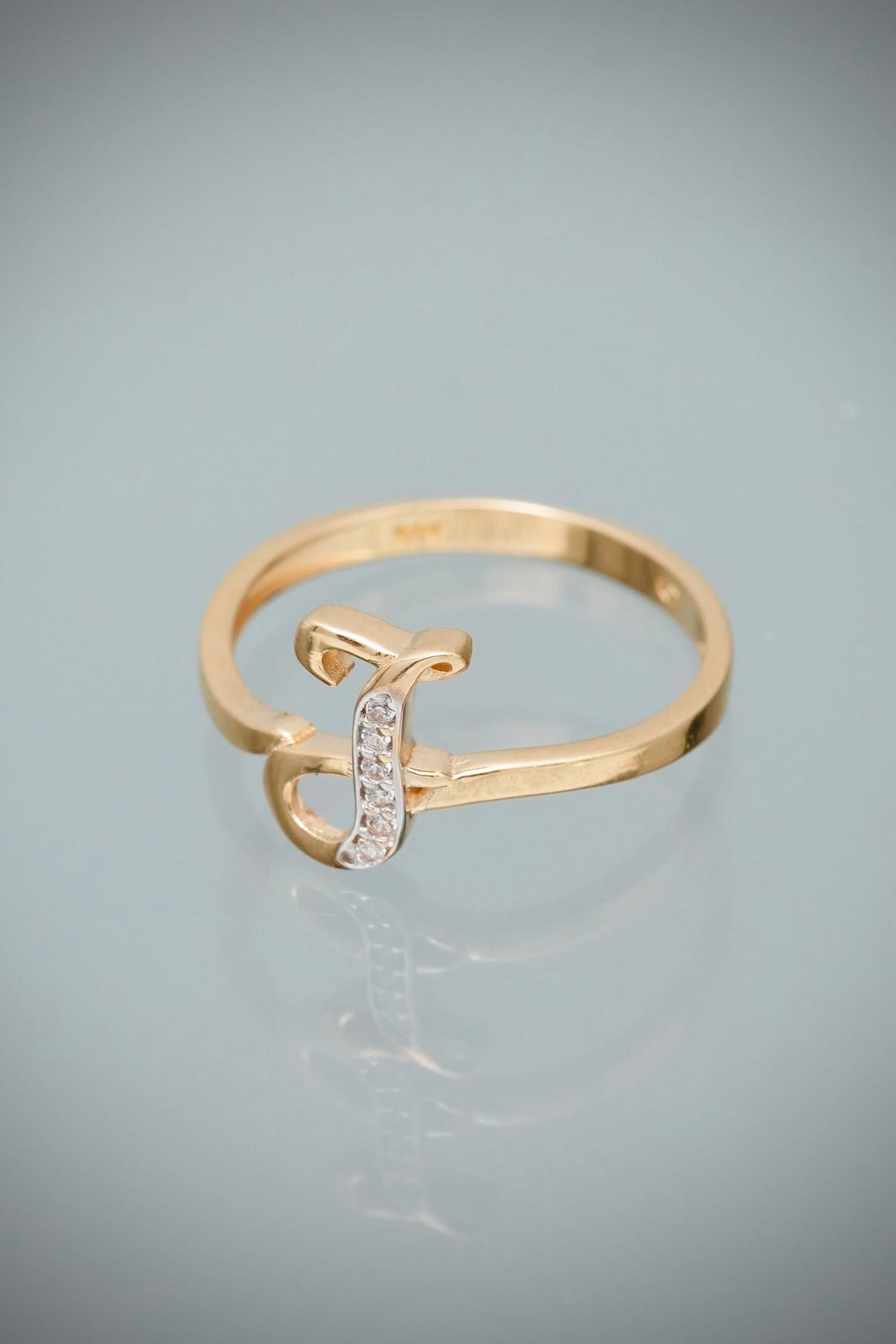 Anillo letra J con swarovski blanco 1.7gr / Talla 6 1/4 — Oro Amarillo