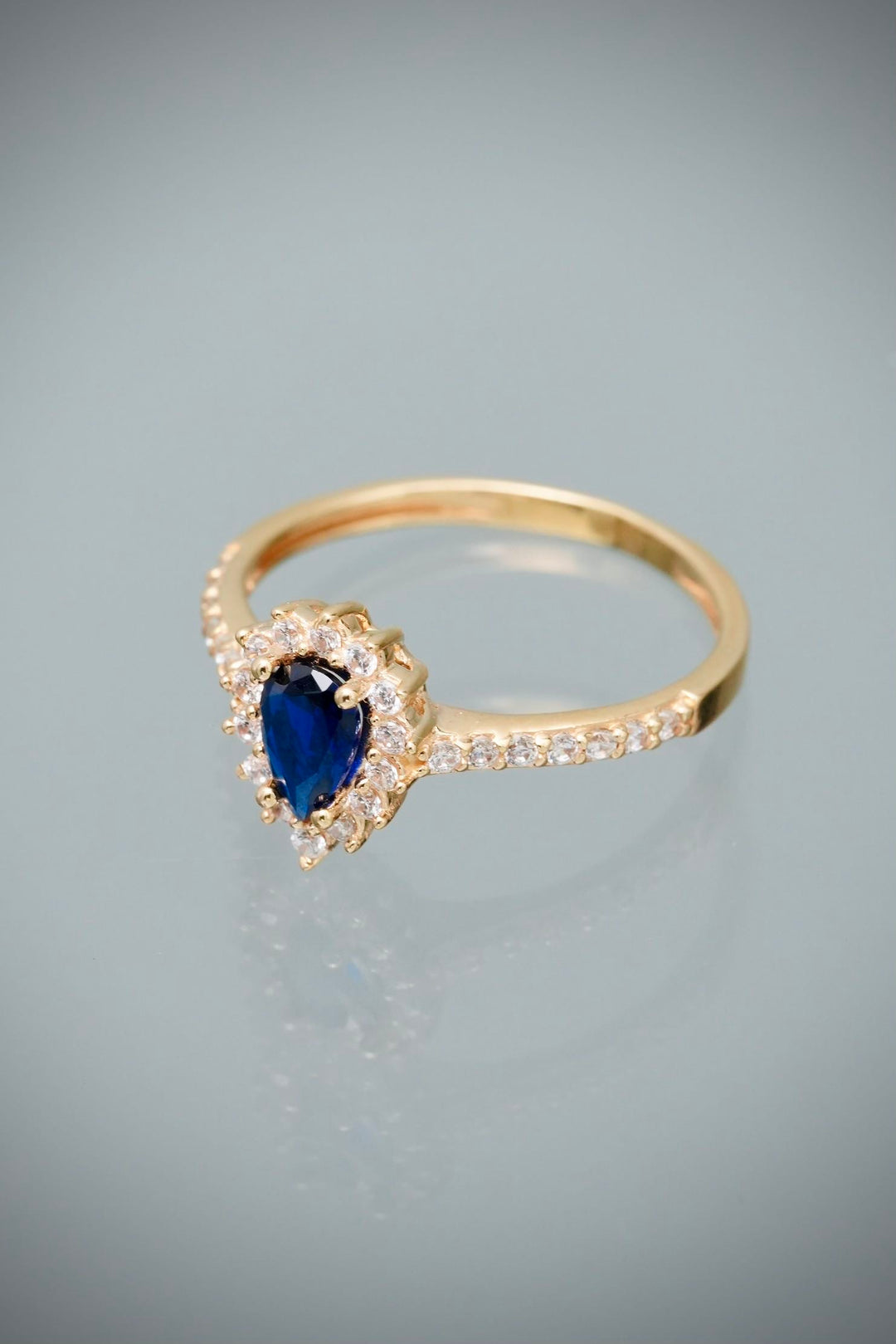 Solitario gota con swarovski azul y blanco 2.4gr / Talla 6 1/2 — Oro Amarillo
