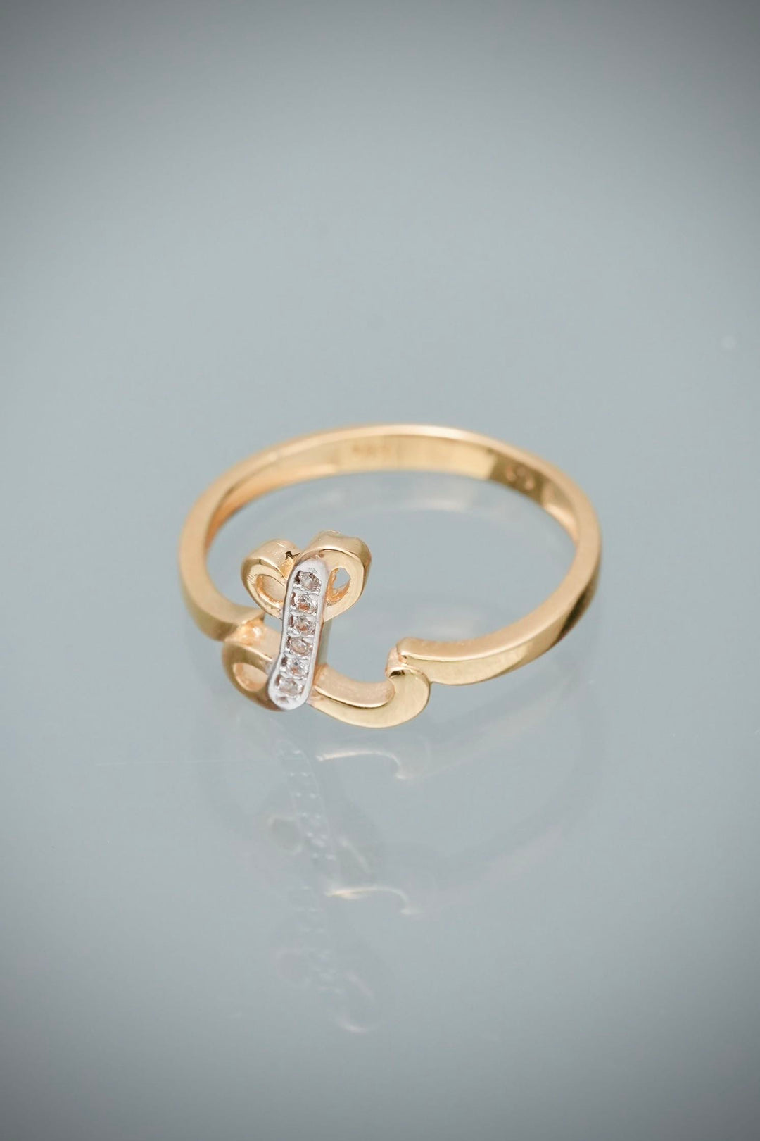 Anillo letra L con swarovski blanco 1.7gr / Talla 5 1/4 — Oro Amarillo