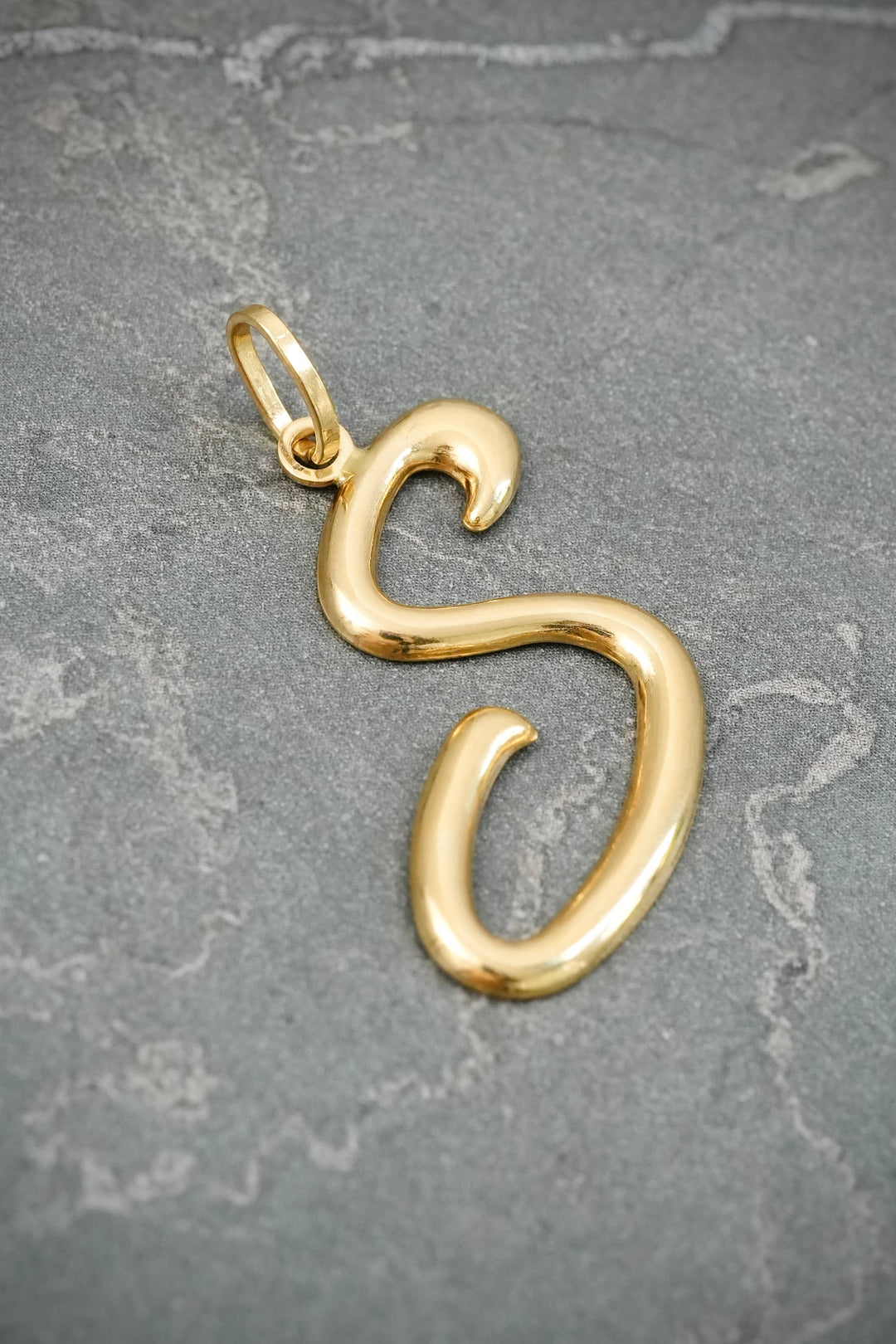 Dije letra S 1.3gr / Largo 3.7cm — Oro Amarillo