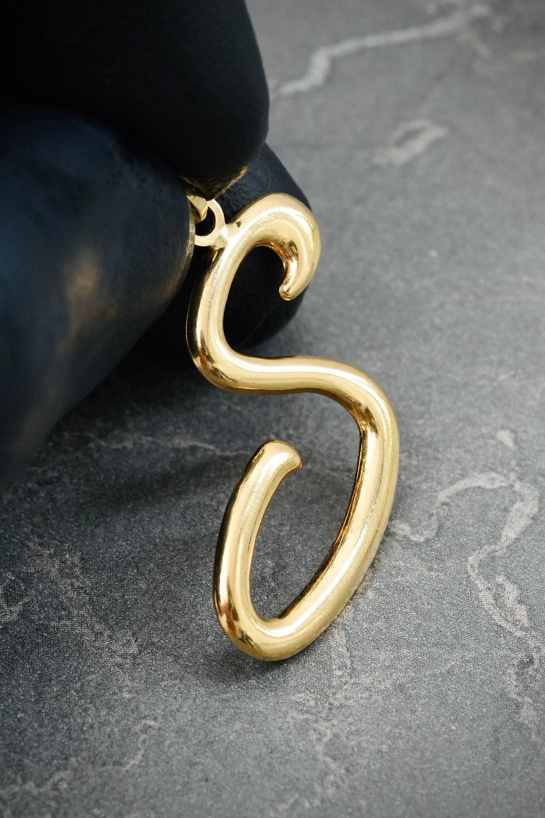 Dije letra S 1.3gr / Largo 3.7cm — Oro Amarillo