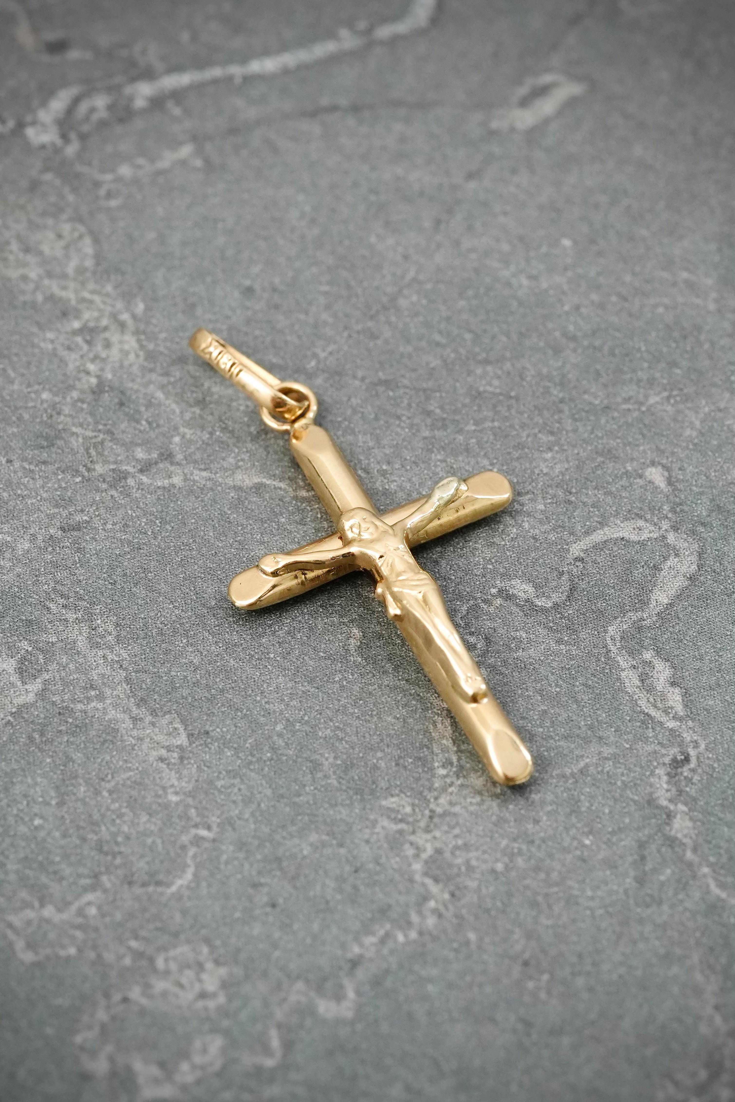Dije cruz con Cristo 0.75gr / Largo 3.4cm — Oro Amarillo