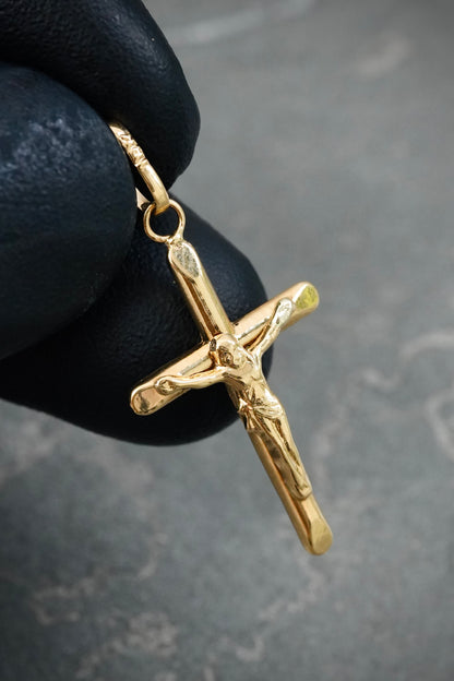 Dije cruz con Cristo 0.75gr / Largo 3.4cm — Oro Amarillo