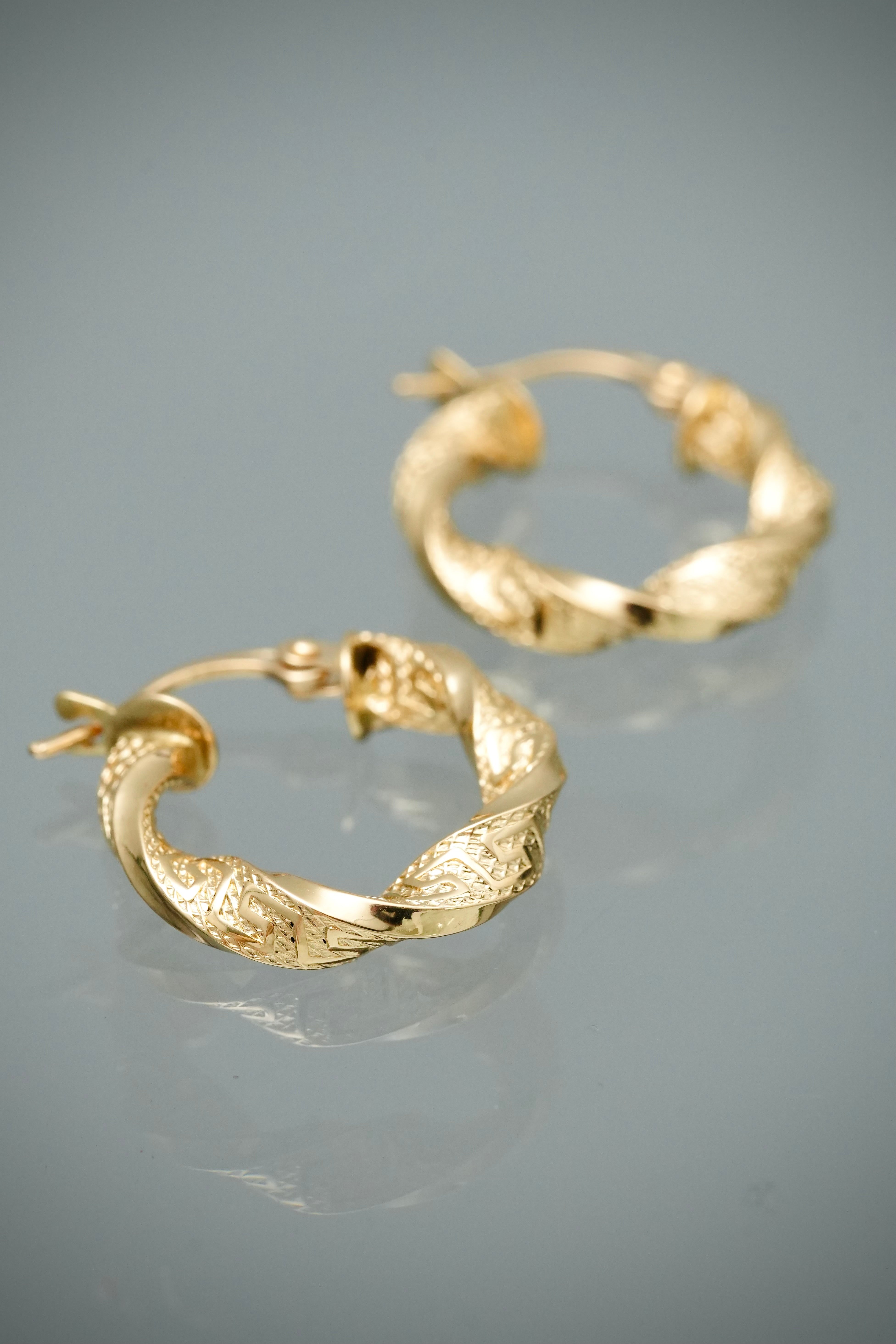 Candongas entorchadas con detalle 1.3gr / Largo 1.8cm — Oro Amarillo