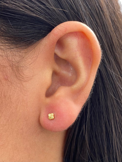Topos lucky clover diamantados 0.45gr / Largo 0.3cm — Oro Amarillo