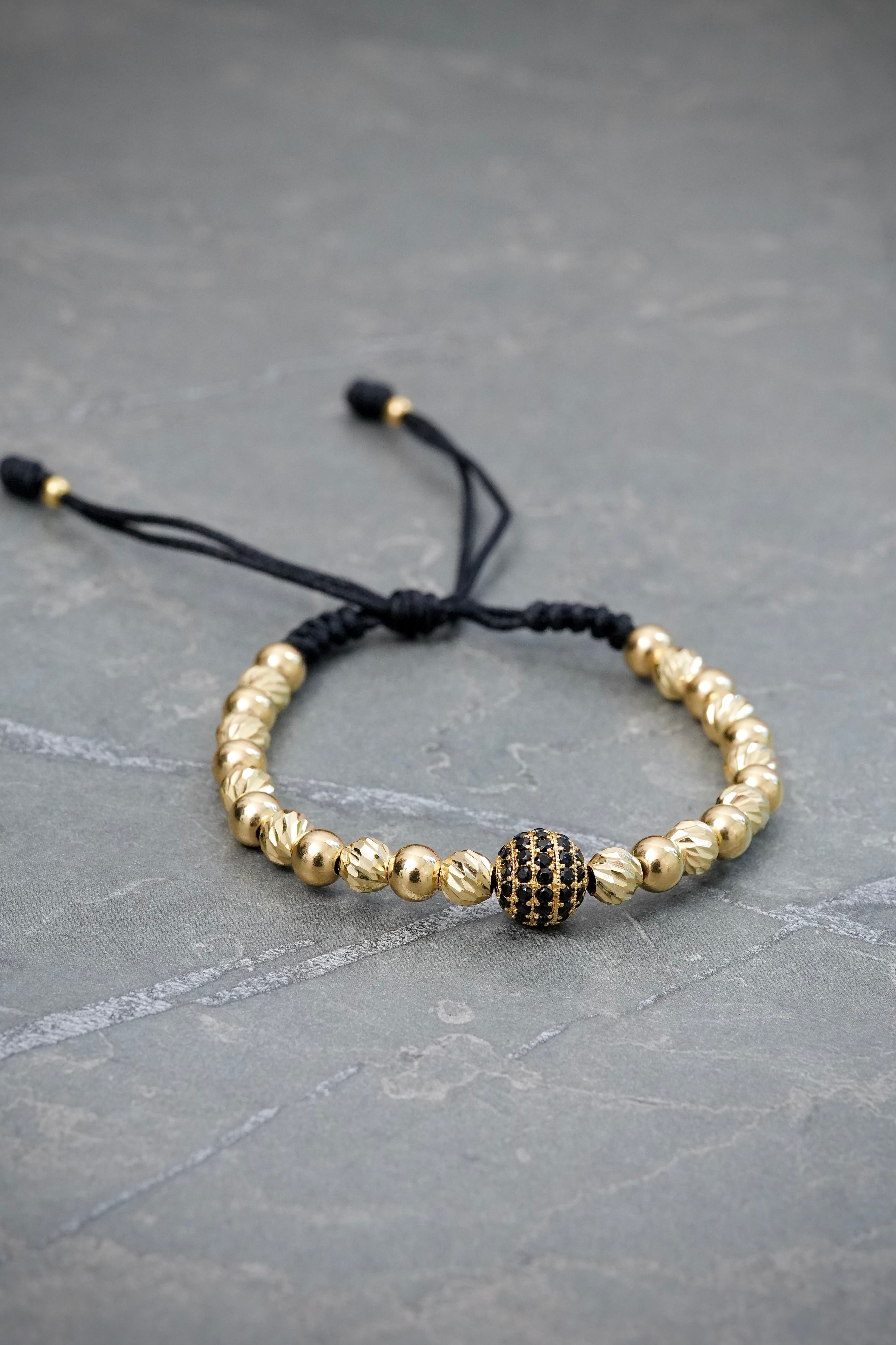 Pulsera en Hilo Negro con Bolas Lisas y Diamantadas 5.4gr — Oro Amarillo