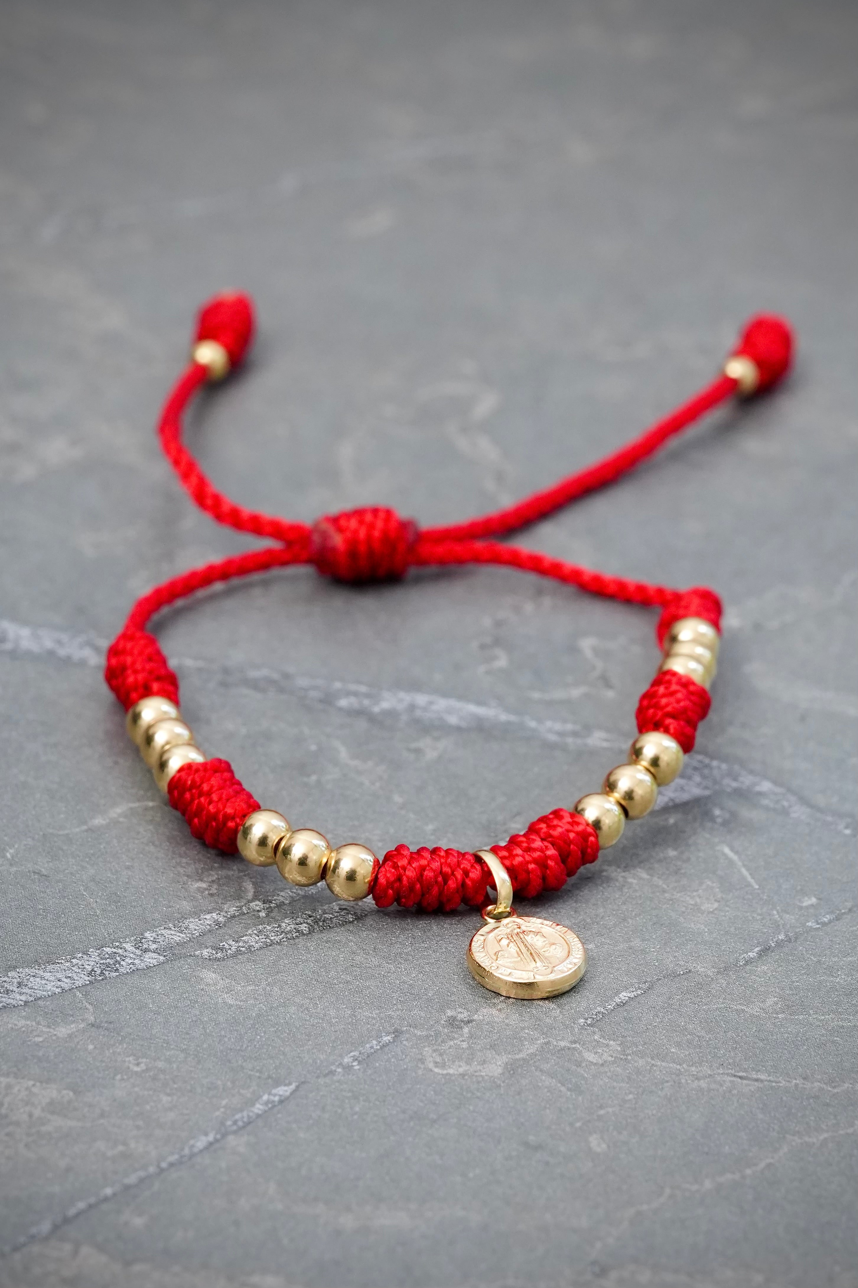 Pulsera en Hilo Rojo con Dije y Bolas Lisas 1.5gr — Oro Amarillo