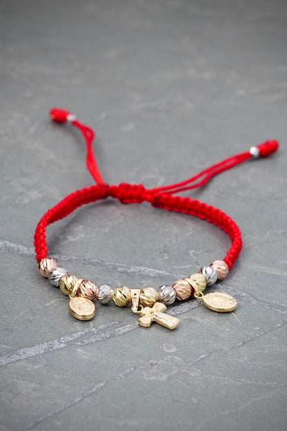Pulsera en Hilo Rojo con Dijes y Bolas Diamantadas 2.85gr — Tres Oros