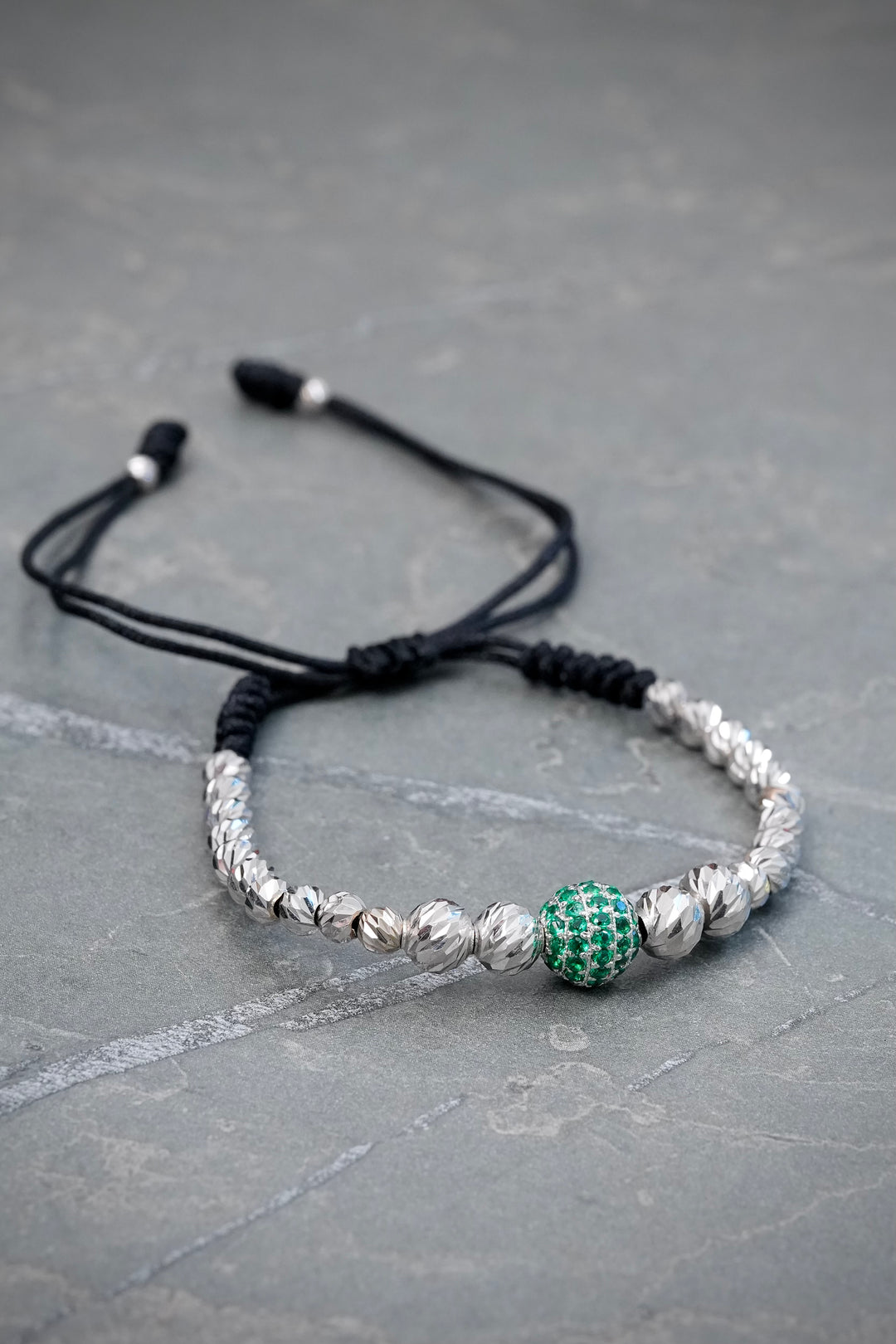 Pulsera en Hilo Negro con Bolas Diamantadas y Bola de Fuego 4.55gr — Oro Blanco
