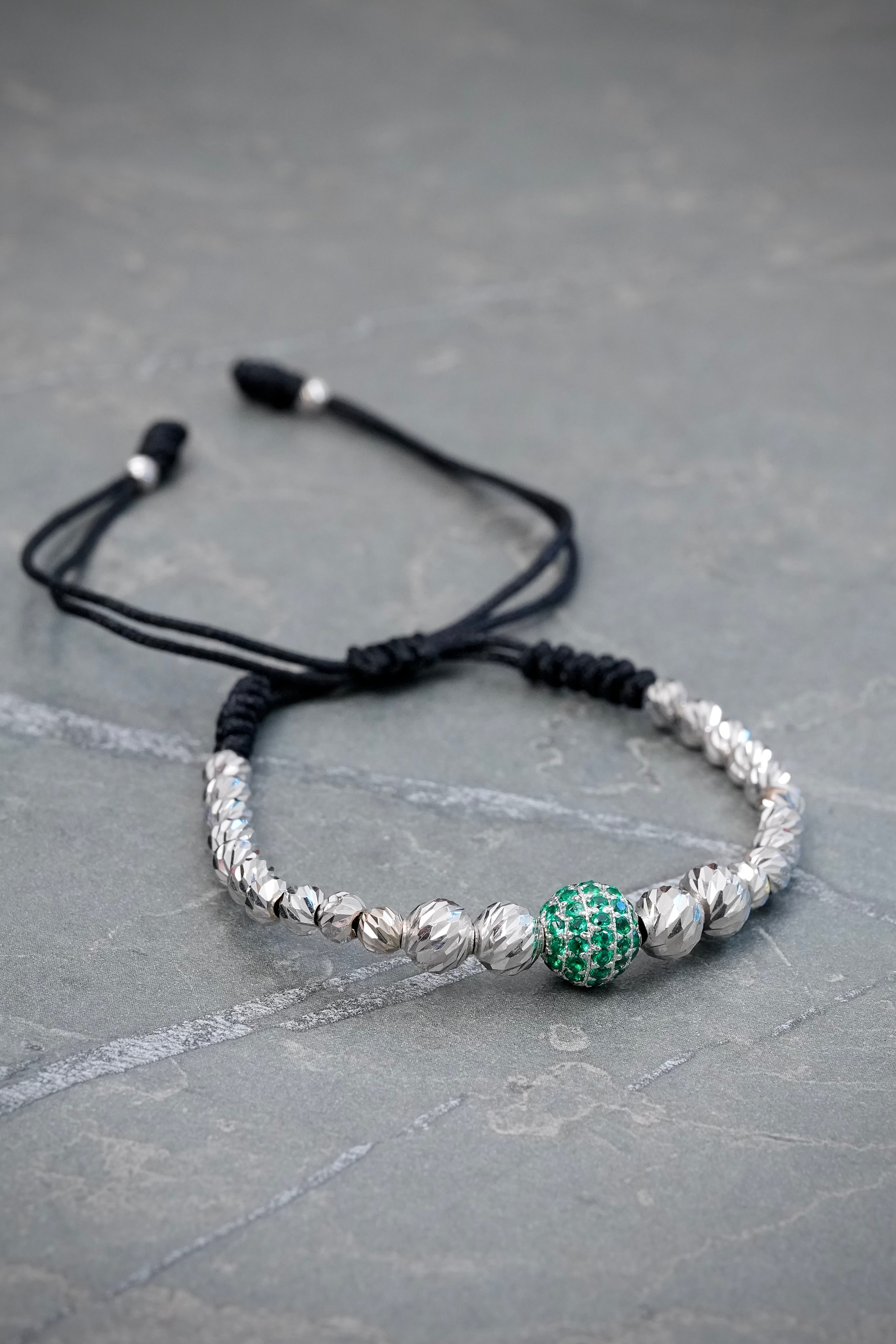 Pulsera en Hilo Negro con Bolas Diamantadas y Bola de Fuego 4.55gr — Oro Blanco
