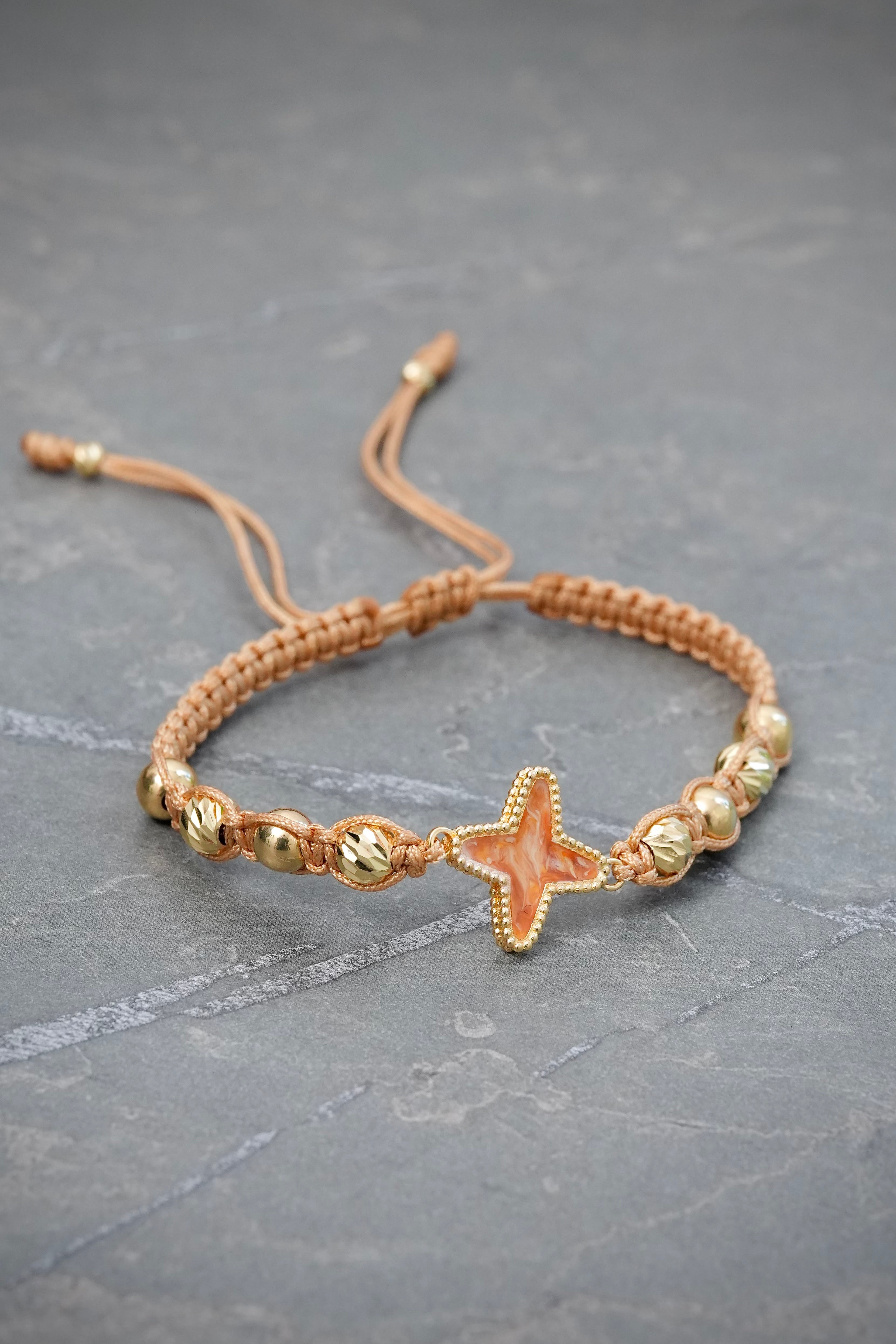 Pulsera en Hilo Beige con Herraje y Bolas Lisas - Diamantadas 3.1gr — Oro Amarillo