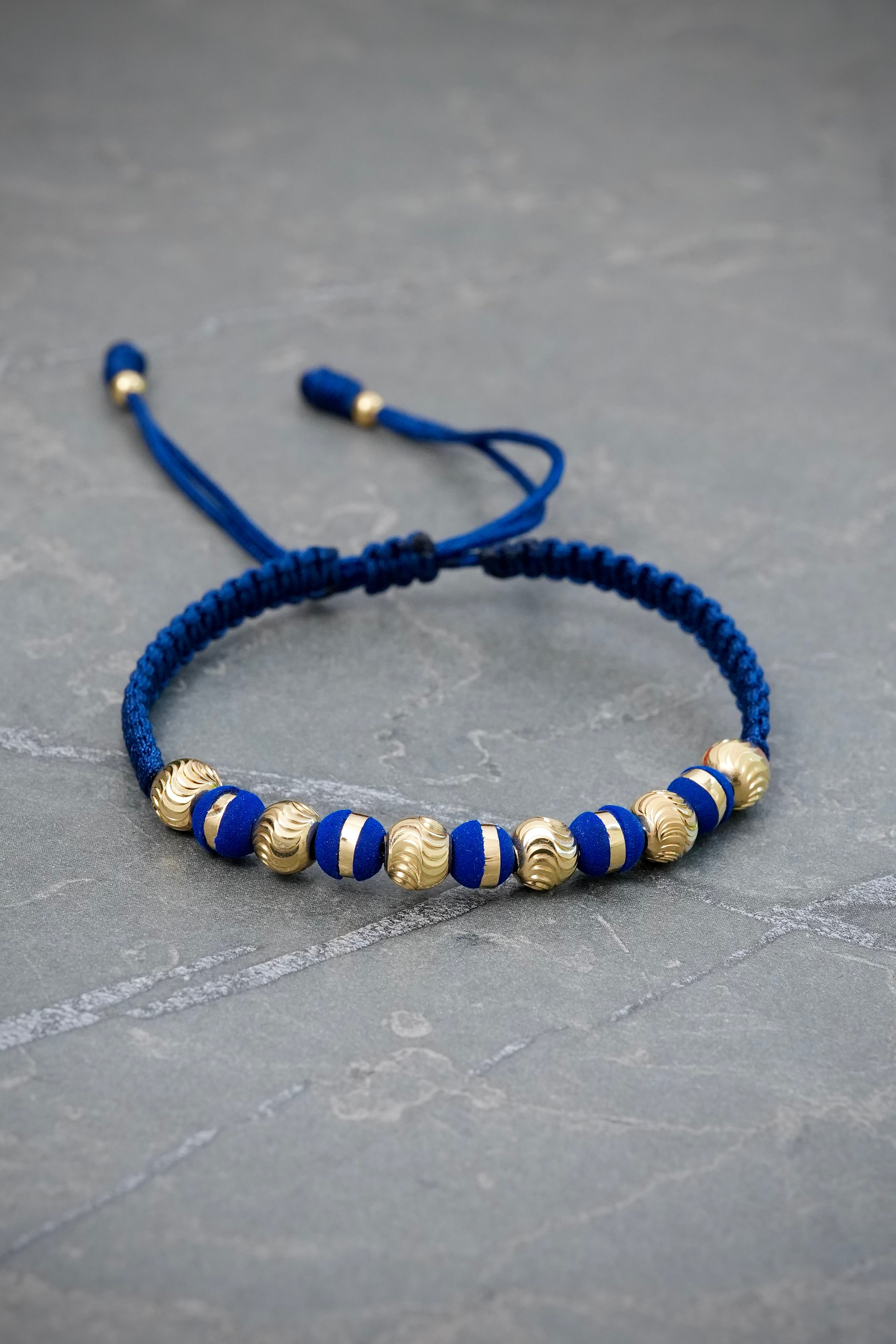 Pulsera en Hilo Azul con Bolas Diamantadas y Neoros 1.7gr — Oro Amarillo