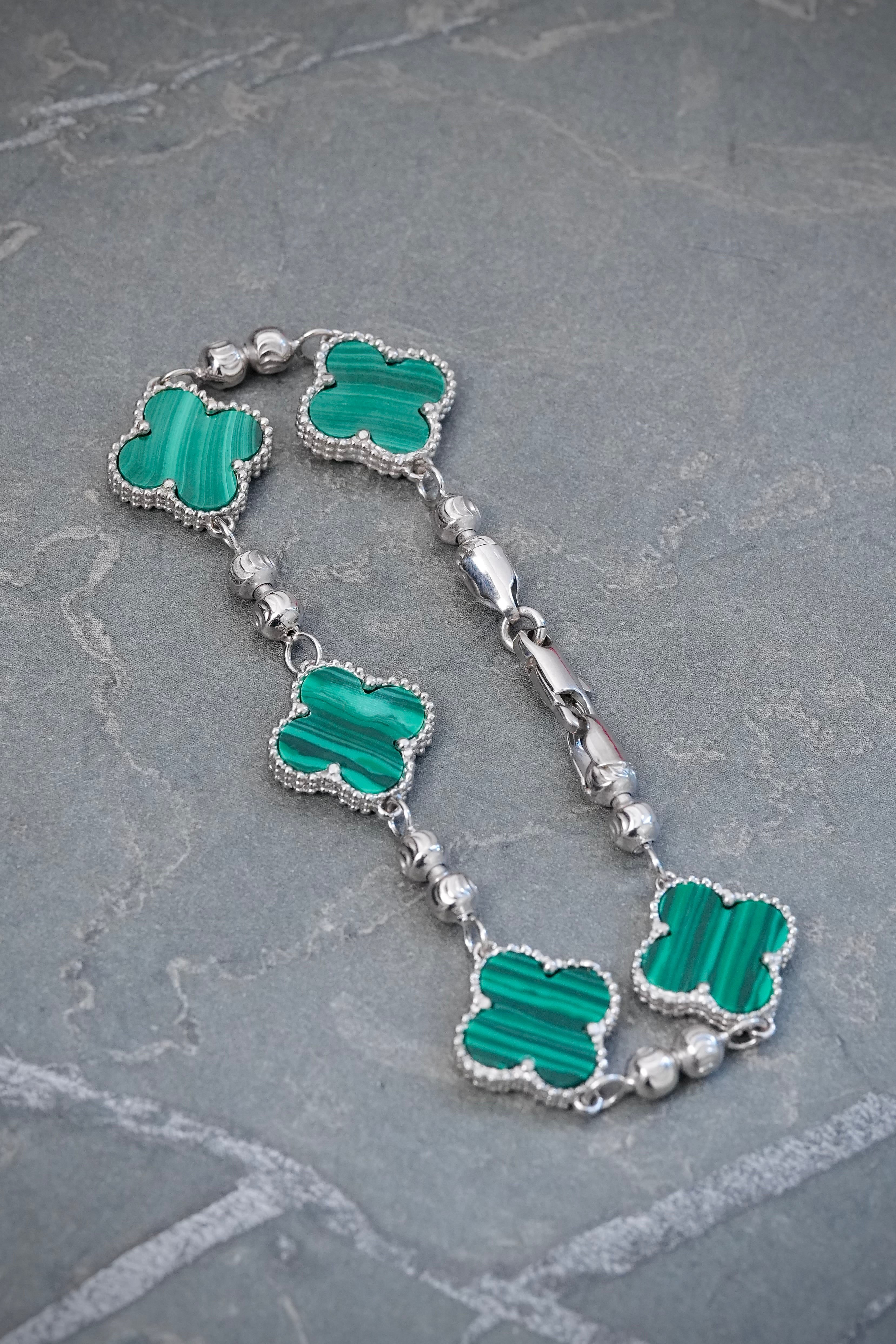 Pulso Lucky Clover Piedra Verde 11.5gr / 18cm / 14mm — Oro Blanco