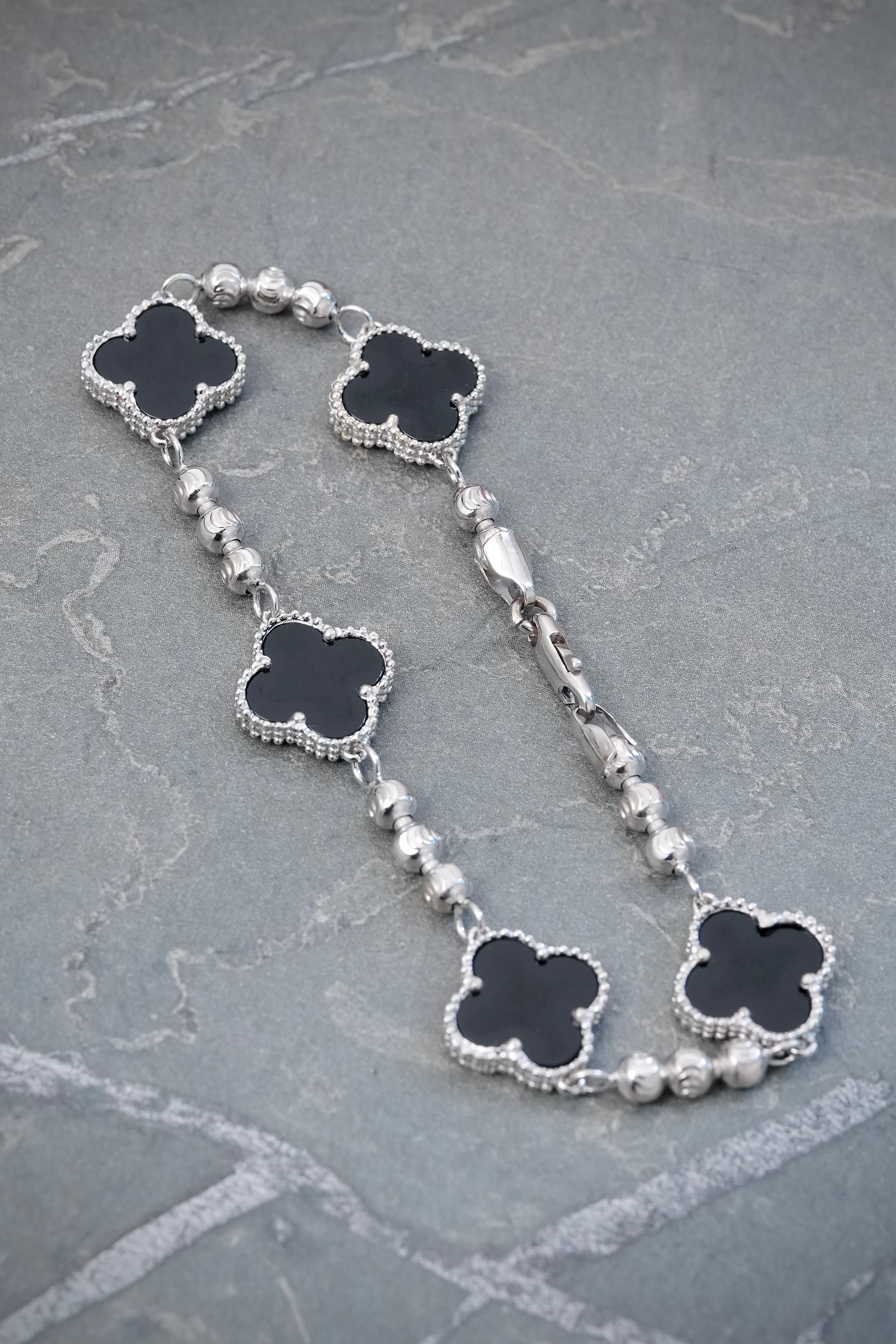 Pulso Lucky Clover Piedra Negra 12.7gr / 20cm / 14mm — Oro Blanco