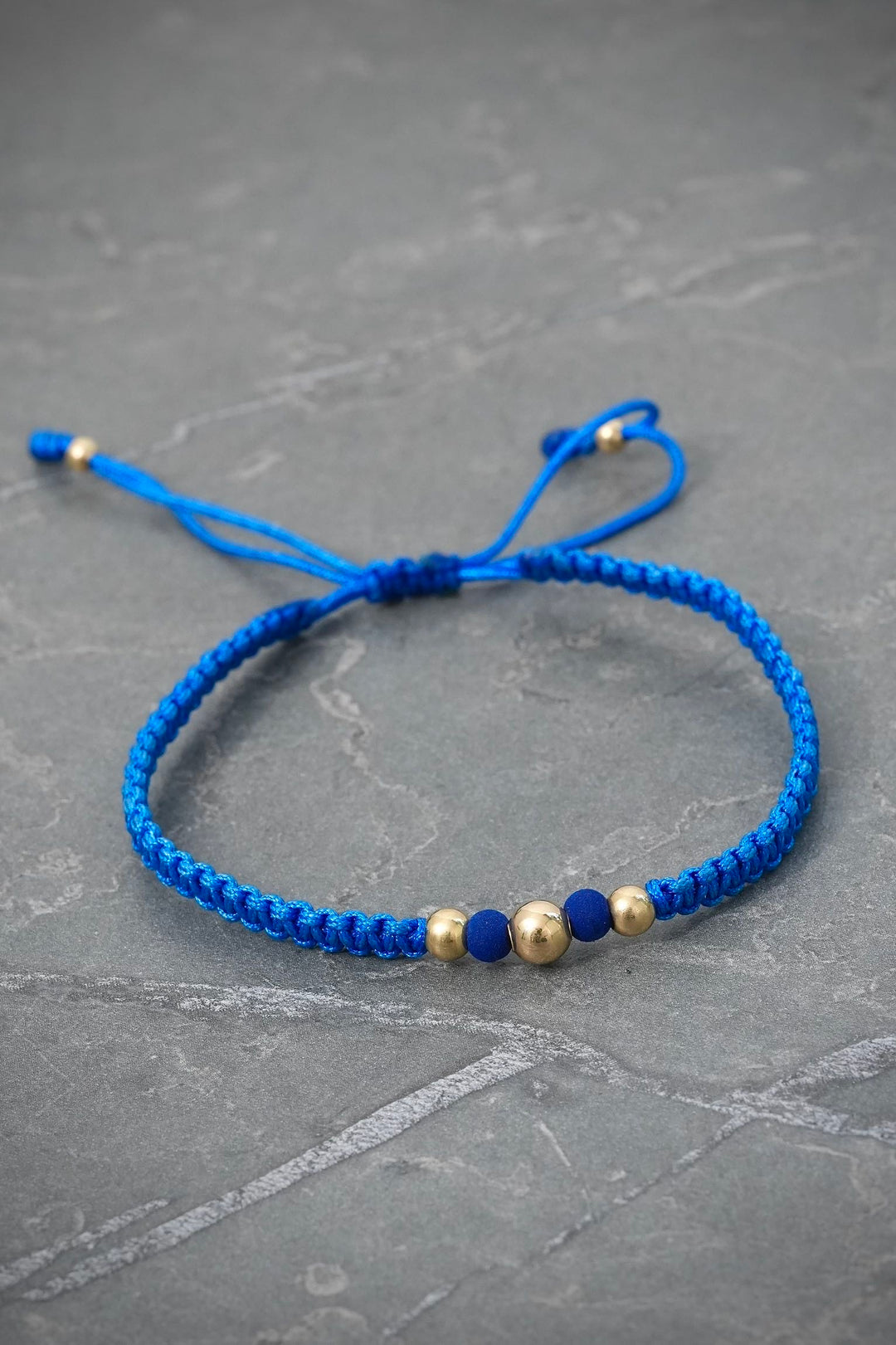 Pulsera en hilo azul con bolas lisas y neoprenos 0.4gr — Oro Amarillo