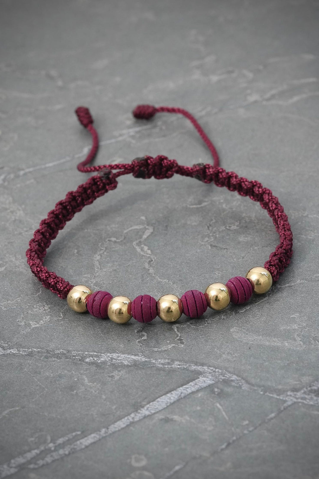 Pulsera en hilo vino tinto con bolas lisas y neoprenos 1gr — Oro Amarillo
