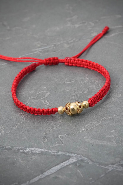 Pulsera en hilo rojo con herrajes y bolas lisas 1.15gr / Oro Amarillo (Joya) M