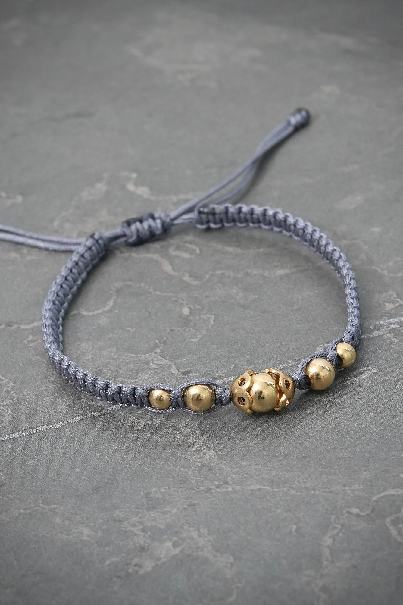 Pulsera en hilo gris con herrajes y bolas lisas 1.45gr — Oro Amarillo