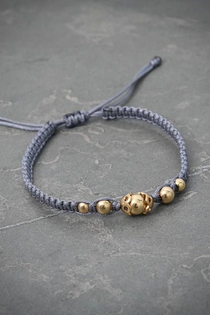 Pulsera en hilo gris con herrajes y bolas lisas 1.45gr — Oro Amarillo