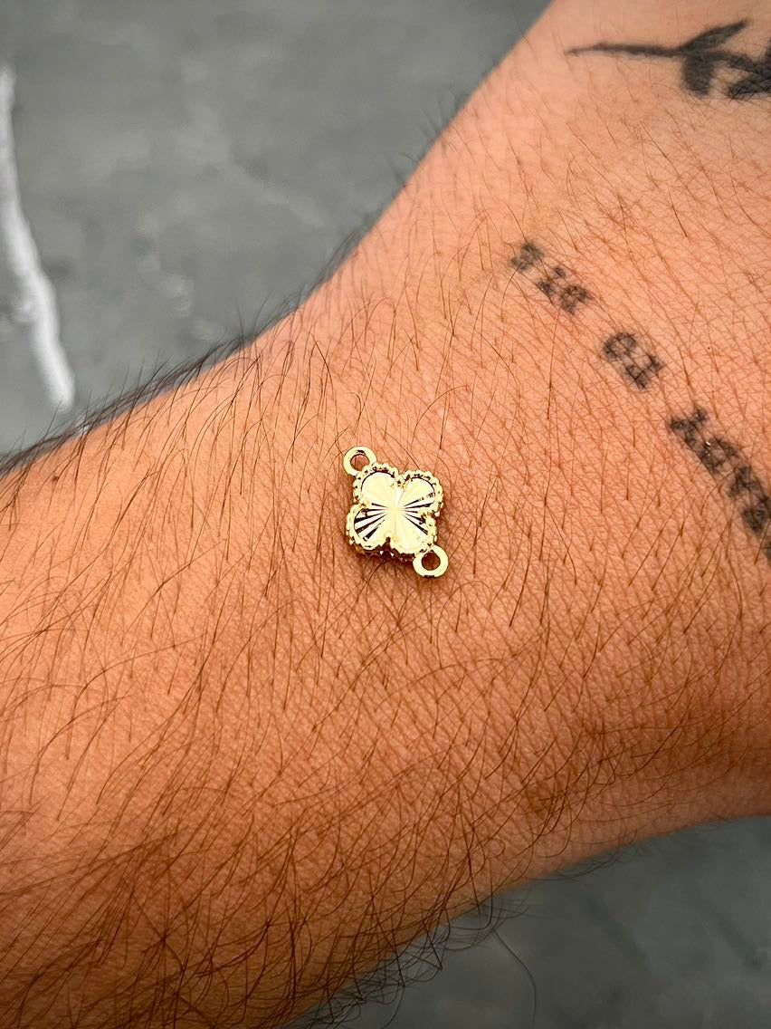 Herraje lucky clover diamantado 0.9gr / Largo 1.3cm / Oro Amarillo Nac B