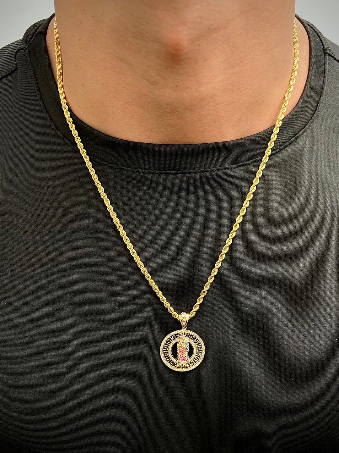 Dije virgen de guadalupe con swarovski 7.5gr / Largo 3.7cm — Oro Amarillo