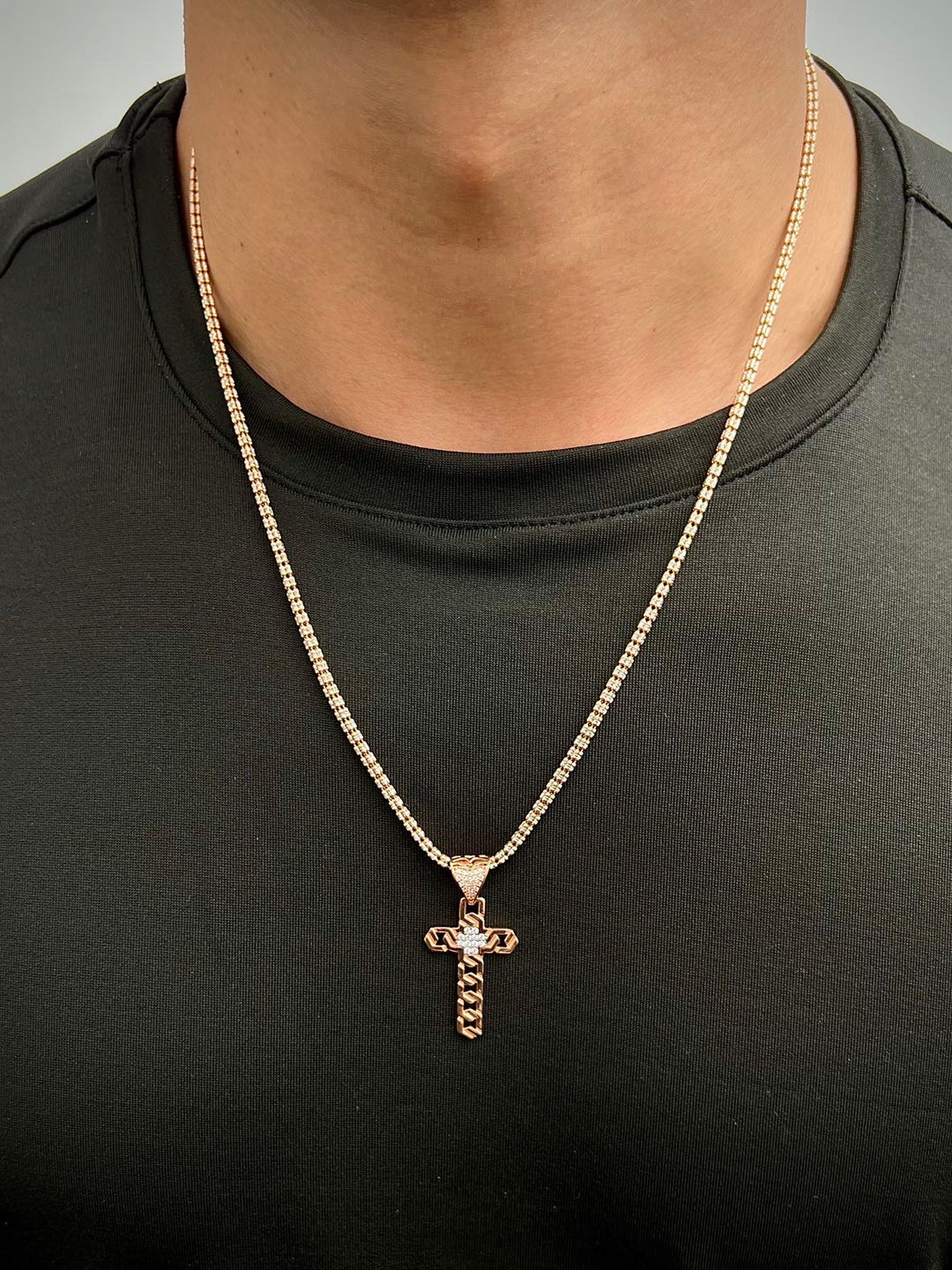 Dije cruz con swarovski blanco 3.35gr / Largo 4cm — Oro Rosado