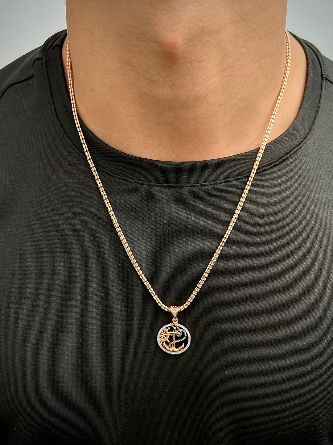 Dije ancla y timon con swarovski blanco 4.3gr / Largo 3.1cm — Oro Rosado