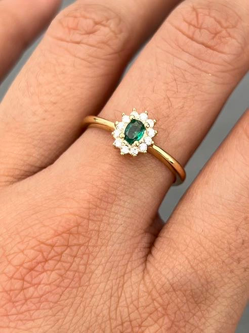 Solitario con swarovski verde y blanco 2.6gr / TALLA 7 1/4 / Oro Amarillo Nac M