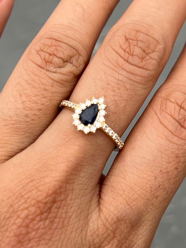 Solitario gota con swarovski azul y blanco 2.4gr / TALLA 6 1/2 / Oro Amarillo Nac M