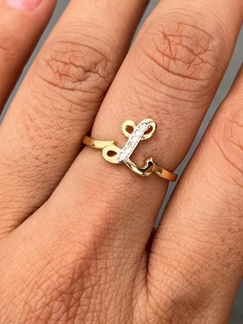 Anillo letra L con swarovski blanco 1.7gr / Talla 5 1/4 — Oro Amarillo