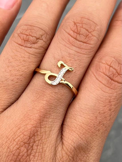 Anillo letra J con swarovski blanco 1.7gr / Talla 6 1/4 — Oro Amarillo