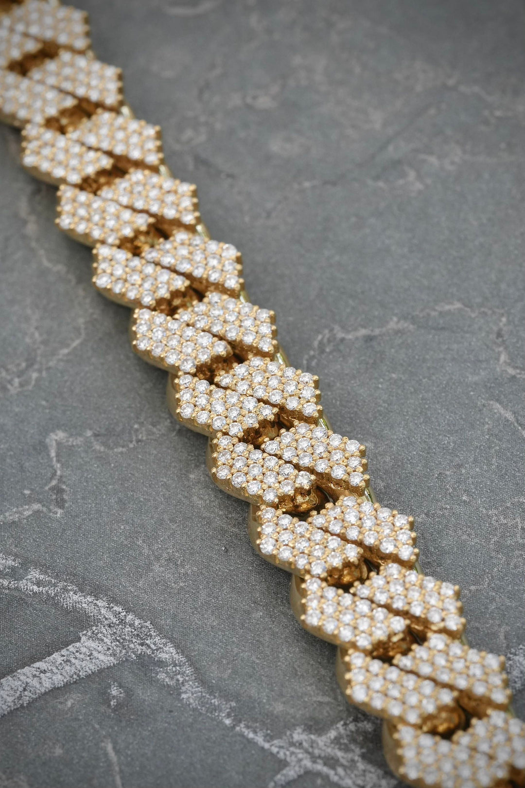 Cadena cubana con 1865pts de diamantes 243gr / Largo 45cm — Oro Amarillo