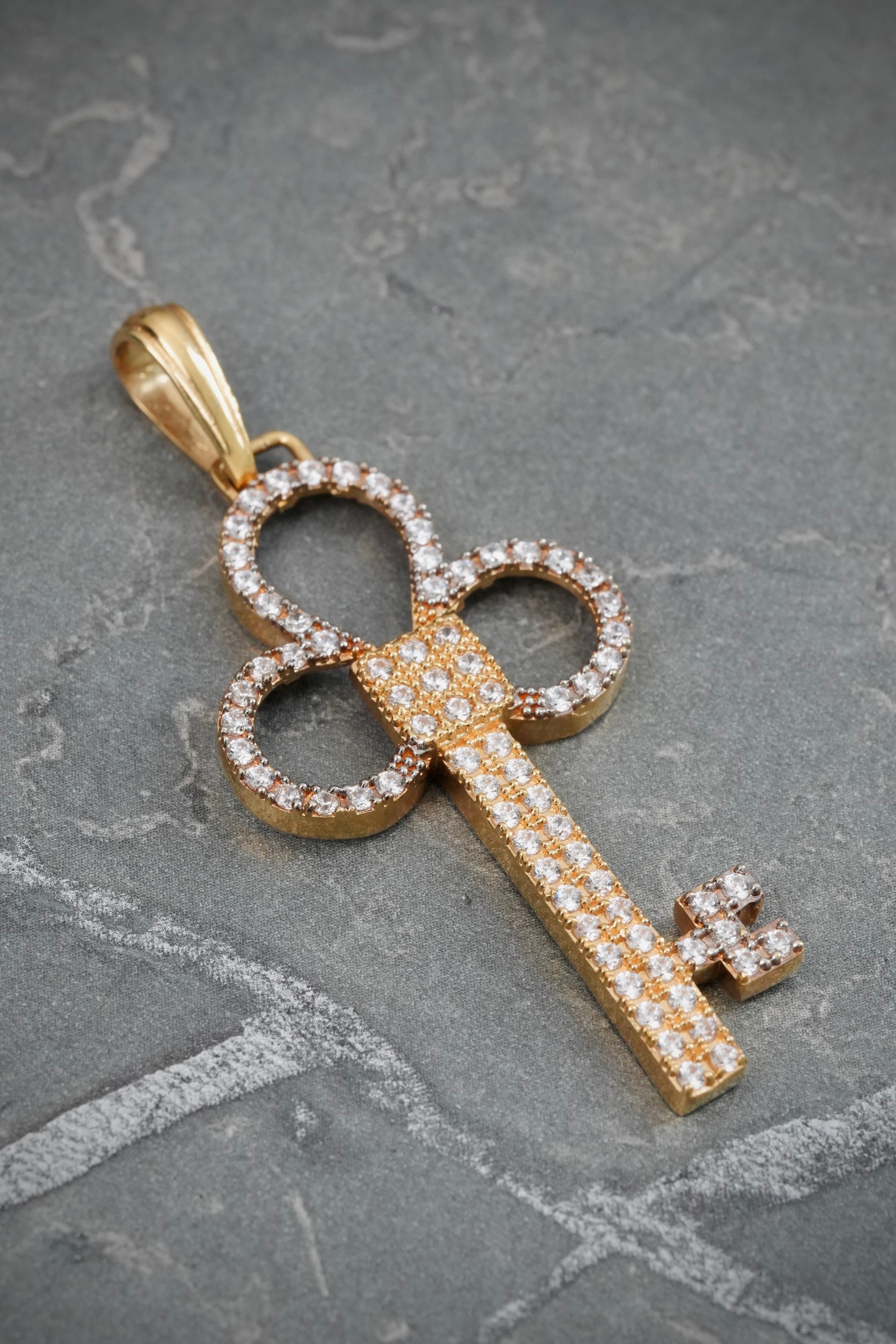 Dije De Llave Con Swarovski 5.75gr / Largo 5.5cm — Oro Amarillo
