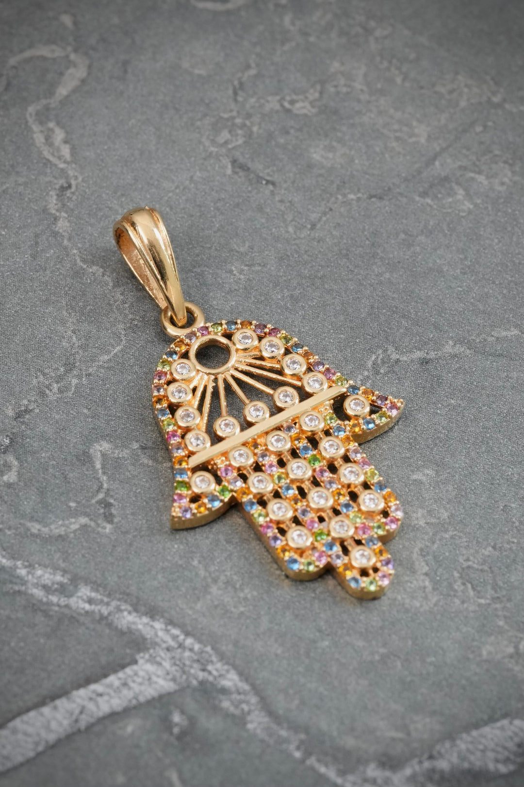 Dije MAno Hs Con Swarovski Multicolor 3.95gr / Largo 3.9cm — Oro Amarillo