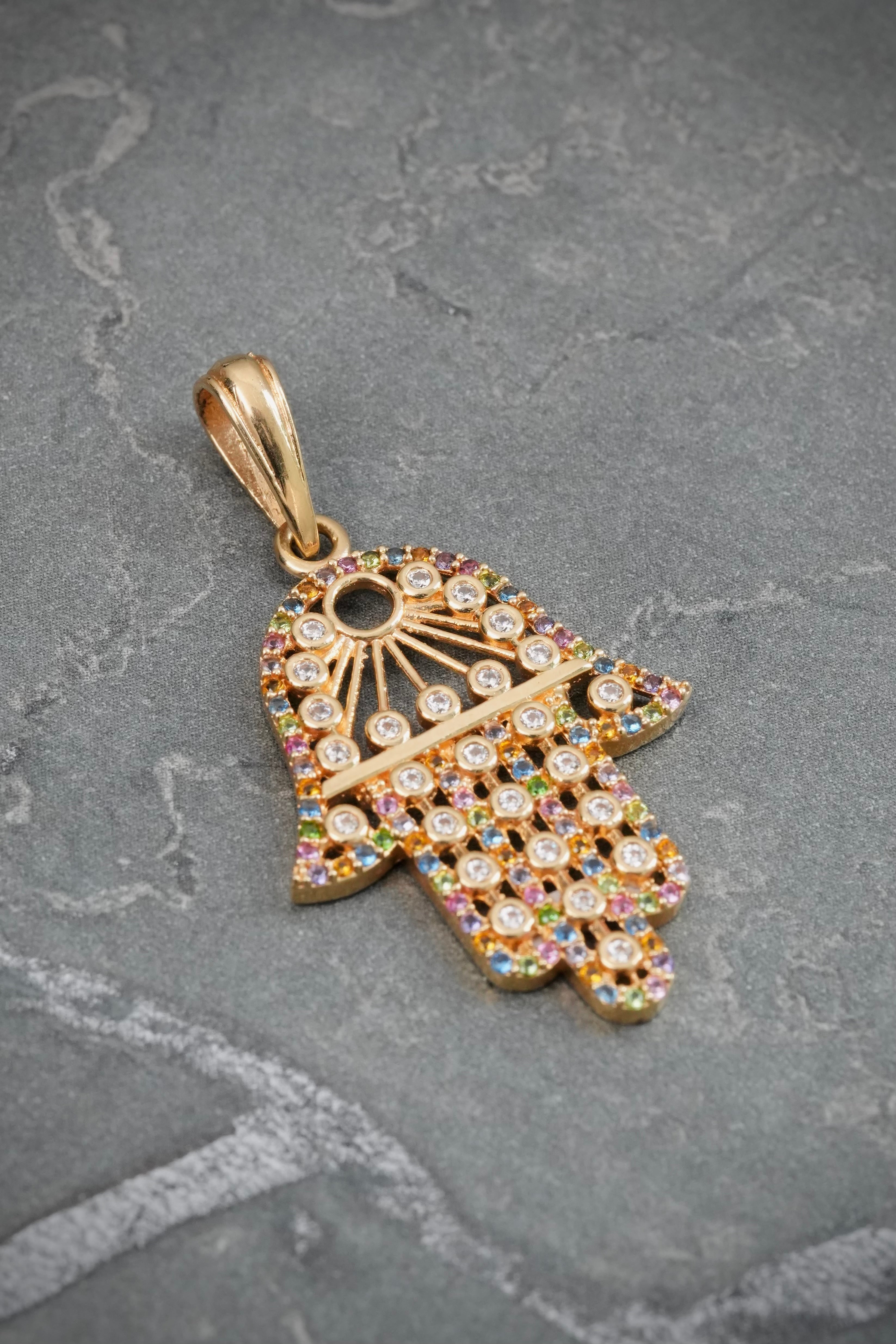 Dije MAno Hs Con Swarovski Multicolor 3.95gr / Largo 3.9cm — Oro Amarillo