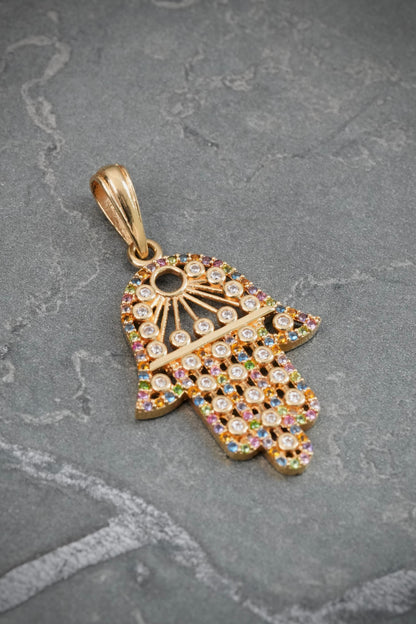 Dije MAno Hs Con Swarovski Multicolor 3.95gr / Largo 3.9cm — Oro Amarillo