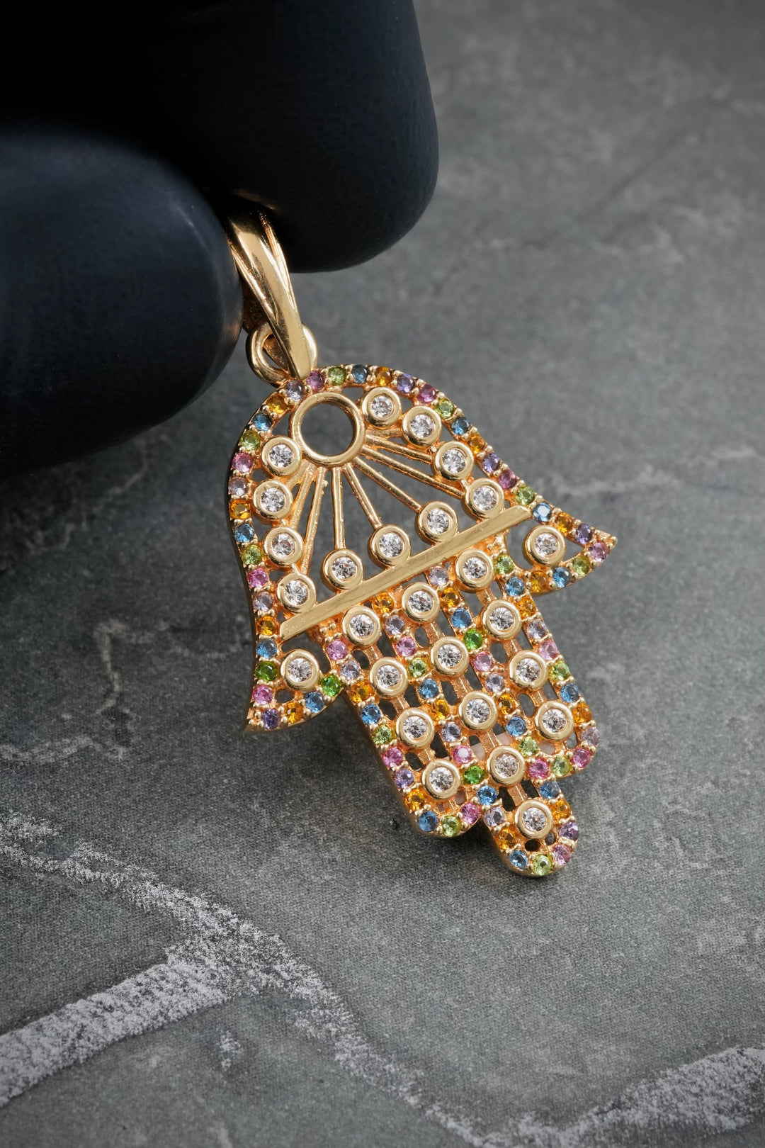 Dije MAno Hs Con Swarovski Multicolor 3.95gr / Largo 3.9cm — Oro Amarillo