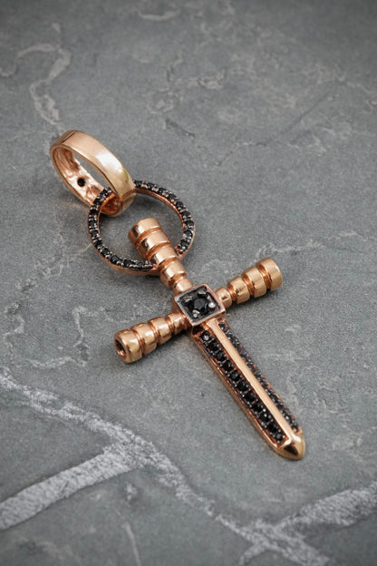 Dije de cruz clavo con swarovski negro 6.85gr  / Largo 5cm — Oro Rosado