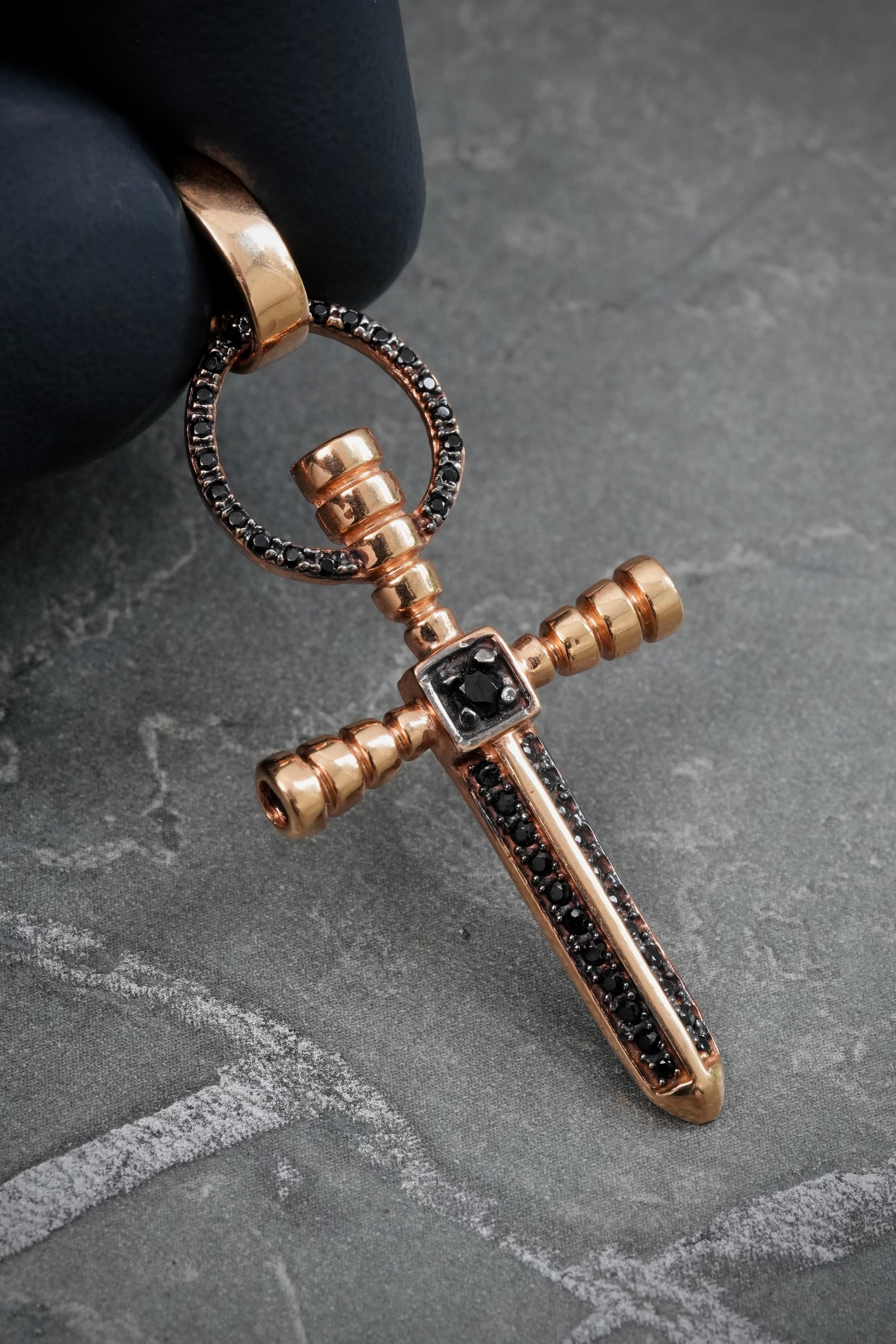 Dije de cruz clavo con swarovski negro 6.85gr  / Largo 5cm — Oro Rosado