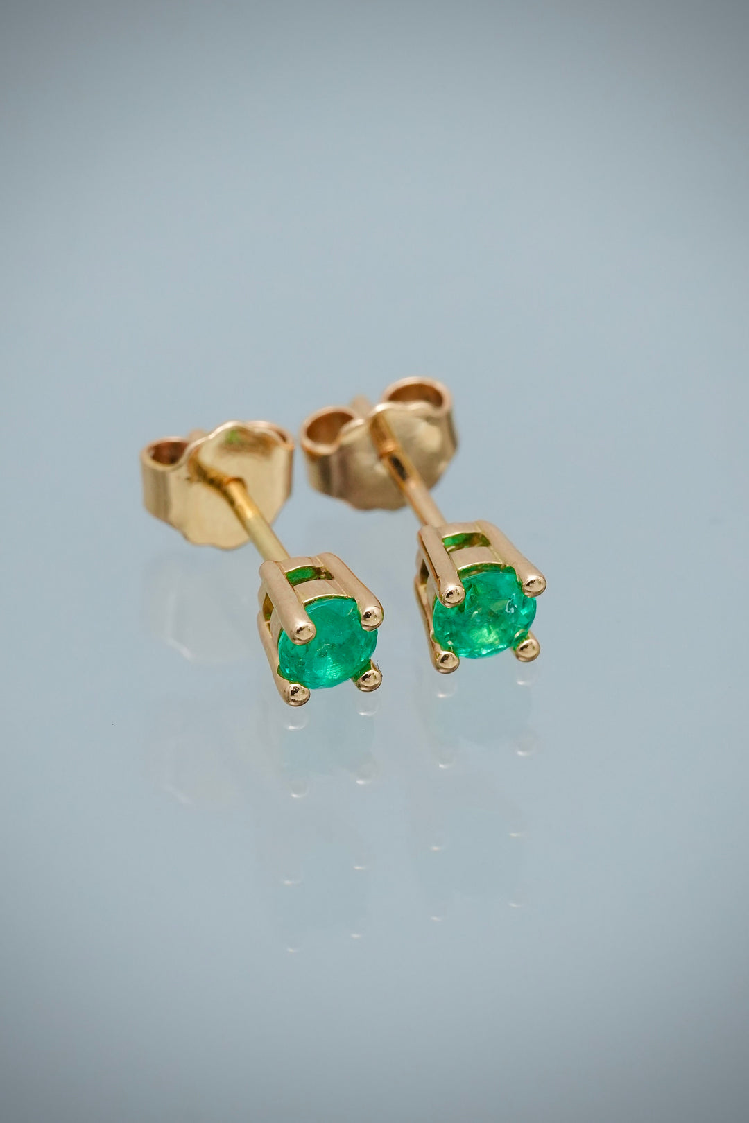 Topos con 32pts de Esmeralda 1.3gr / 0.3cm / 3.5mm — Oro Amarillo